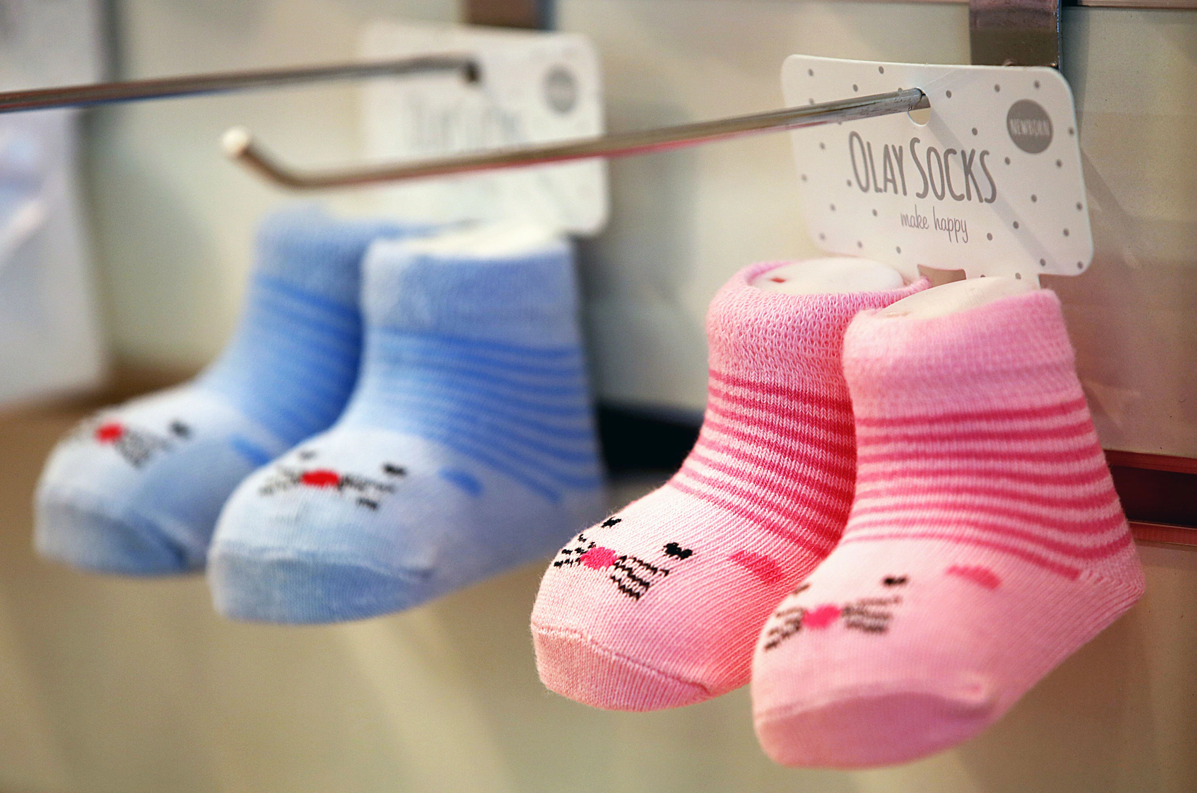 Babyschuhe in einem Geschäft. Symbolbild.
