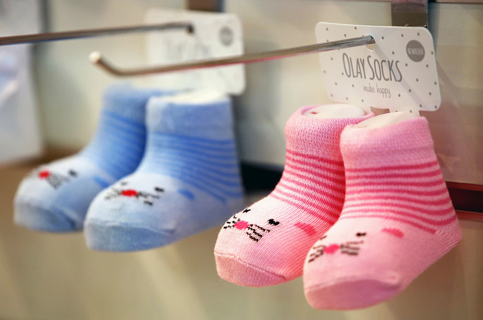 Babyschuhe in einem Geschäft. Symbolbild.