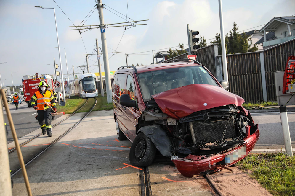 In Pasching krachte bei der Trauner Kreuzung ein Auto in eine Bim. Eine Person wurde verletzt.