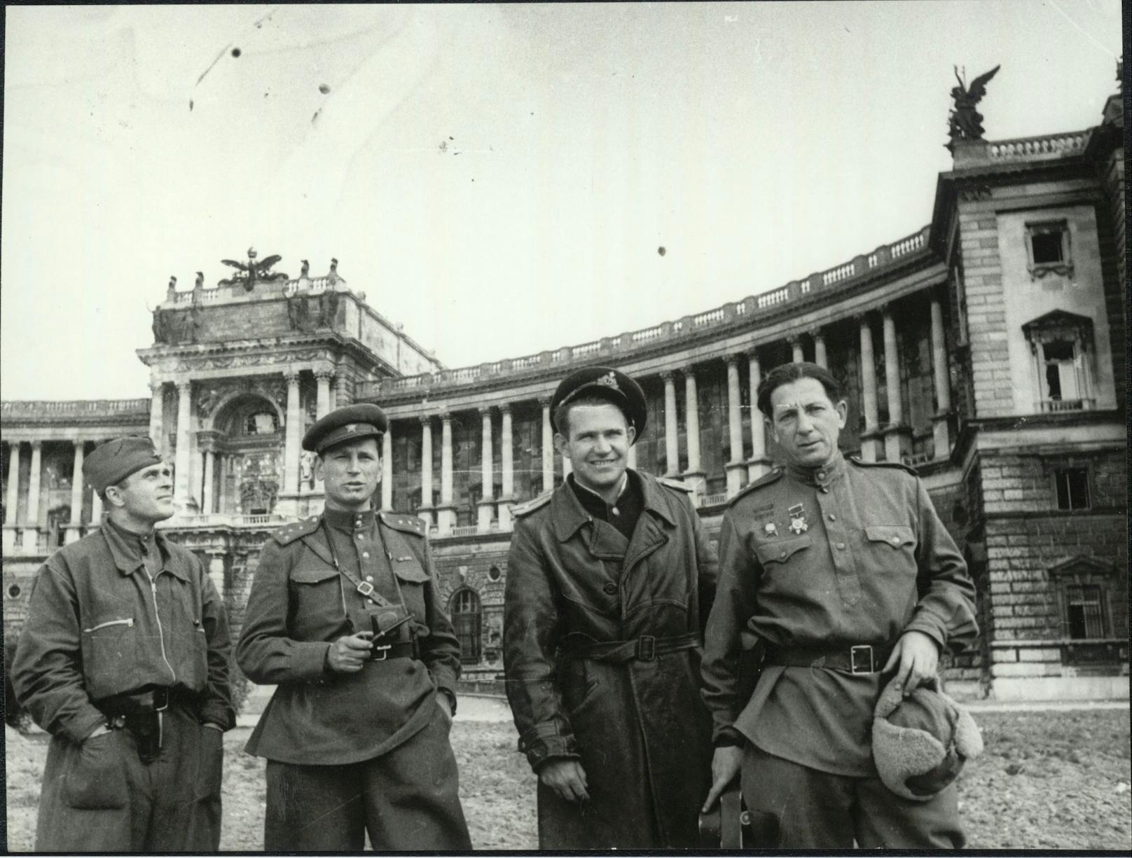Sowjetische Soldaten vor der Hofburg 1945