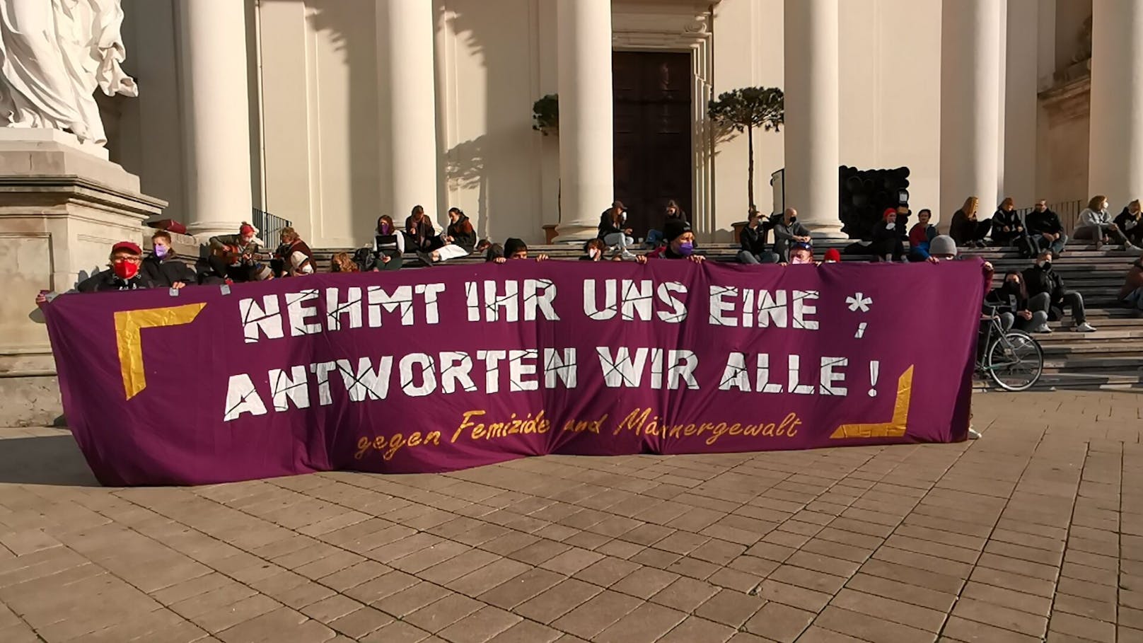 Am Montag (03.05.2021) fand am Karlsplatz eine Demonstration gegen Frauenmorde statt.