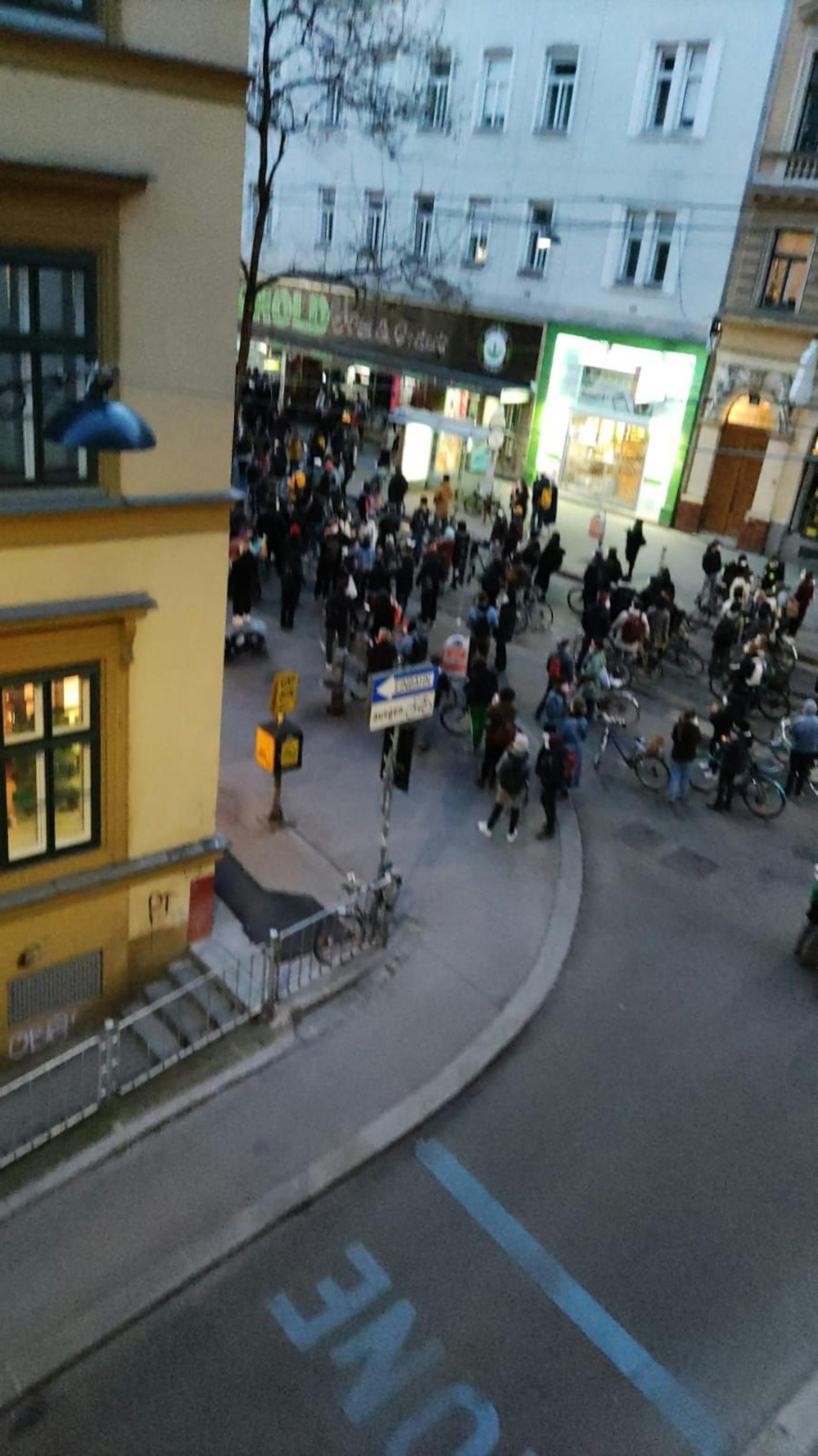 In Wien ist es am Montagabend zu einem lautstarken Protest gegen Gewalt an Frauen  gekommen. Mehrere Hundert Personen zogen durch die Innenstadt.