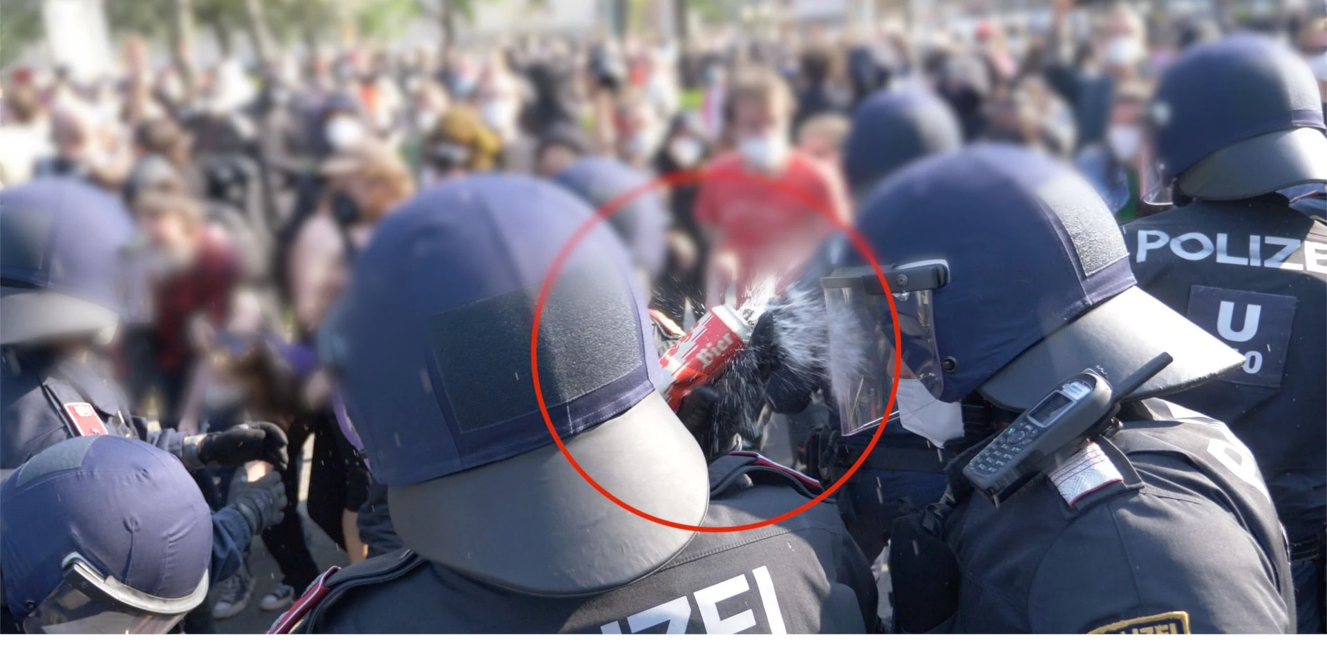 Polizisten wurden mit vollen Bierdosen und Glasflaschen beworfen.