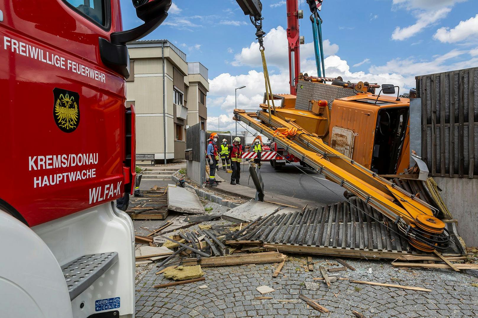 Unimog kippte im Kreisverkehr um: Die Feuerwehr barg das Fahrzeug.