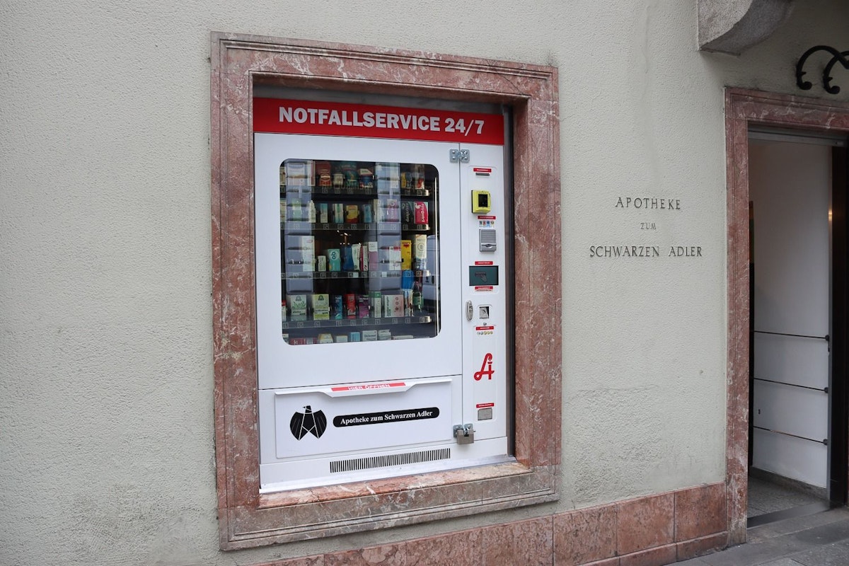 Die Apotheke "Zum Schwarzen Adler" hat den ersten Notfall-Automat in Linz.