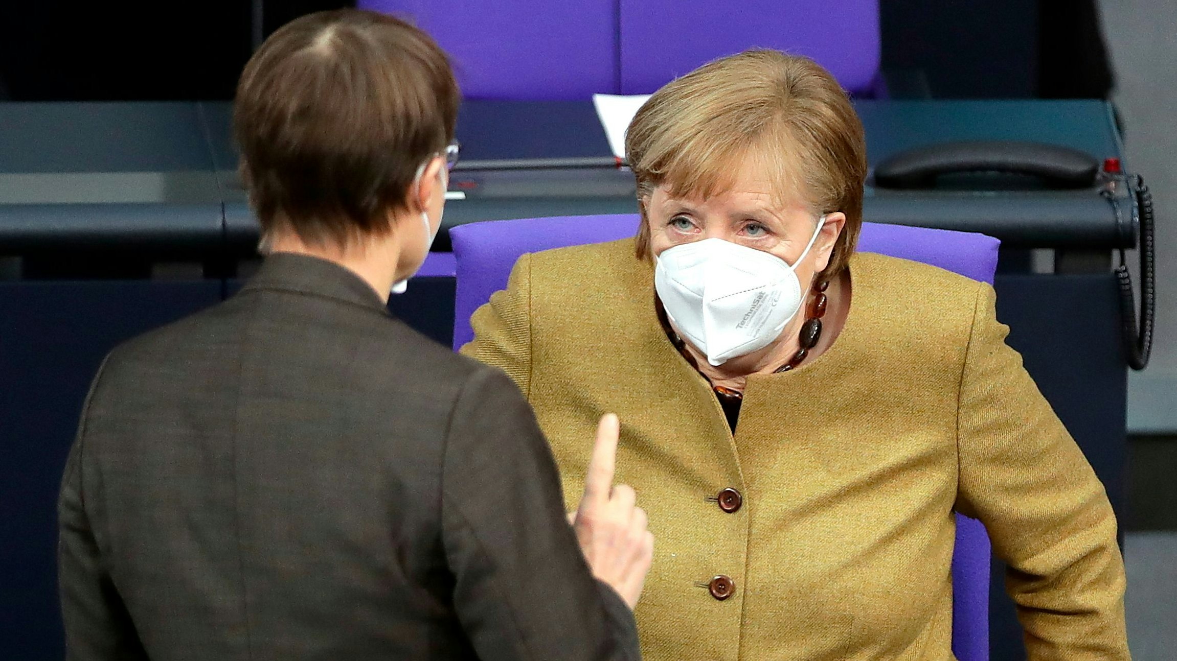Karl Lauterbach im Gespräch mit Kanzlerin Angela Merkel. Archivbild, Februar 2021.