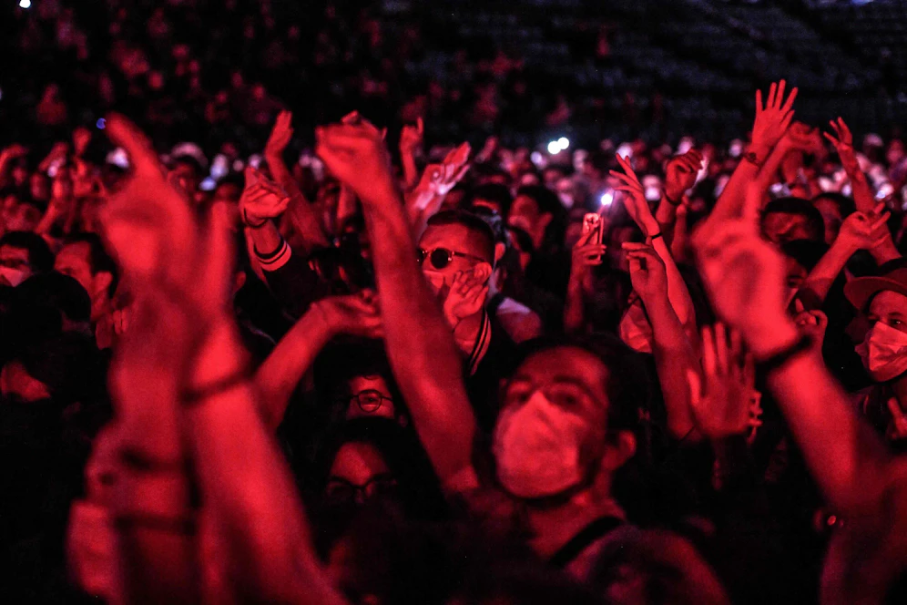 Tausende Menschen haben bei einem Corona-Test-Konzert zur Musik der Rockband Indochine und einem Live-Set des House-DJs Etienne de Crécy getanzt.