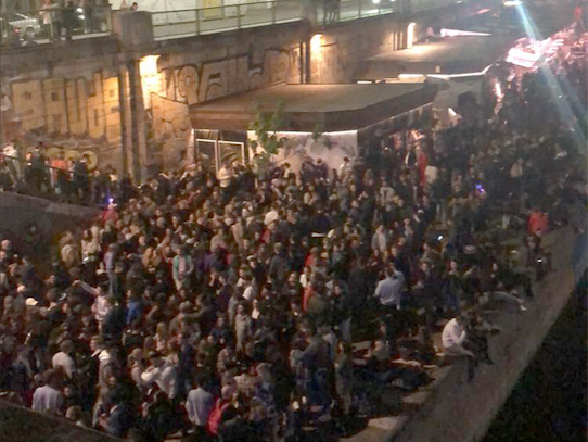 Hunderte feierten am Wochenende am Wiener Donaukanal bis in die frühen Morgenstunden.