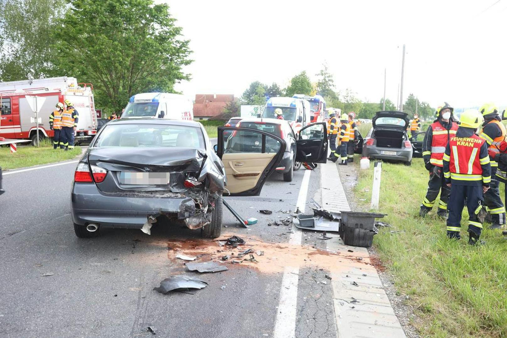 Gleich vier Fahrzeuge wurden durch den Unfall beschädigt.