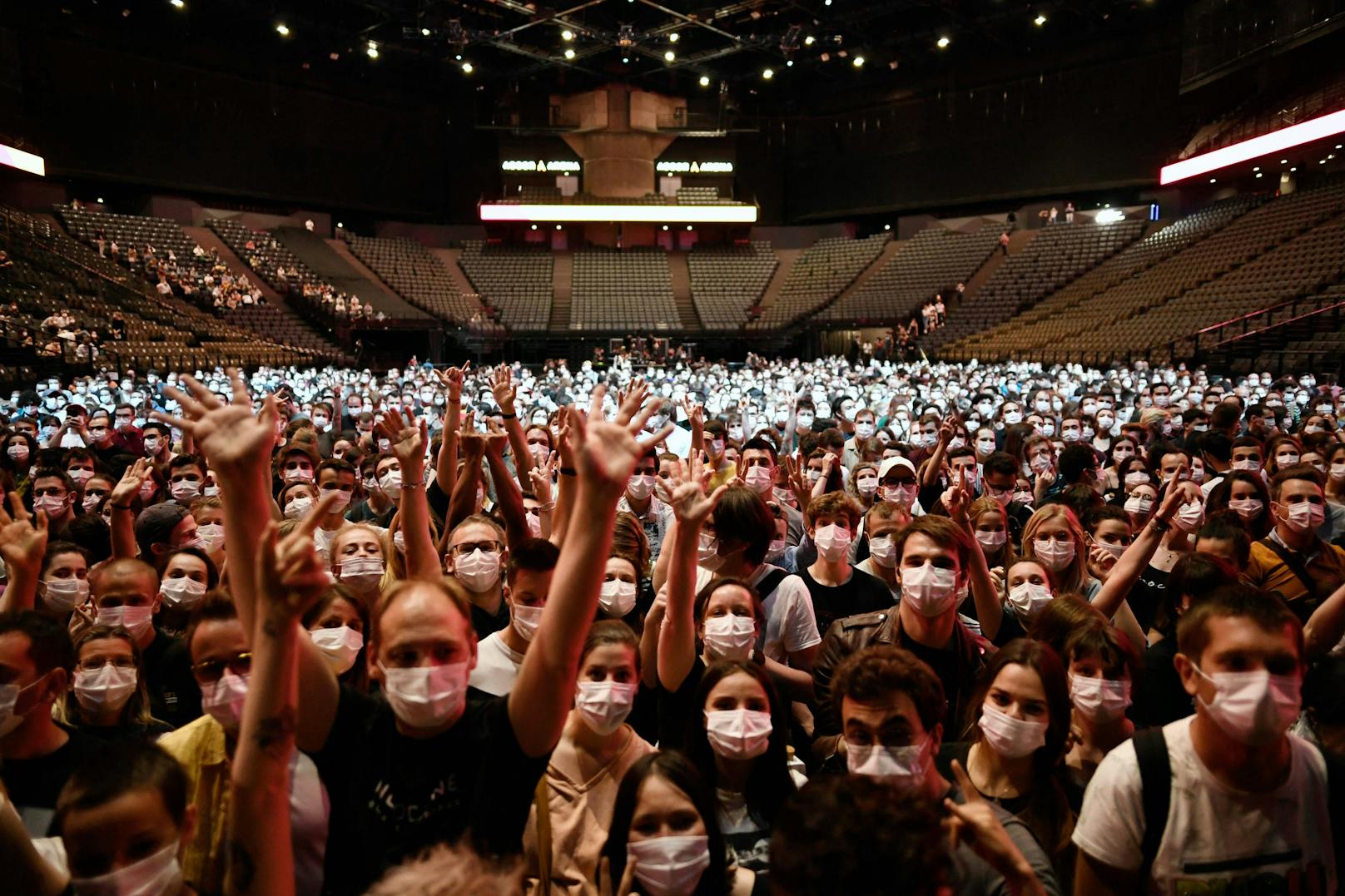 Tausende Menschen haben bei einem Corona-Test-Konzert zur Musik der Rockband Indochine und einem Live-Set des House-DJs Etienne de Crécy getanzt.