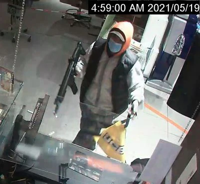Taffe Verkäuferin schlägt bewaffneten Räuber in die Flucht