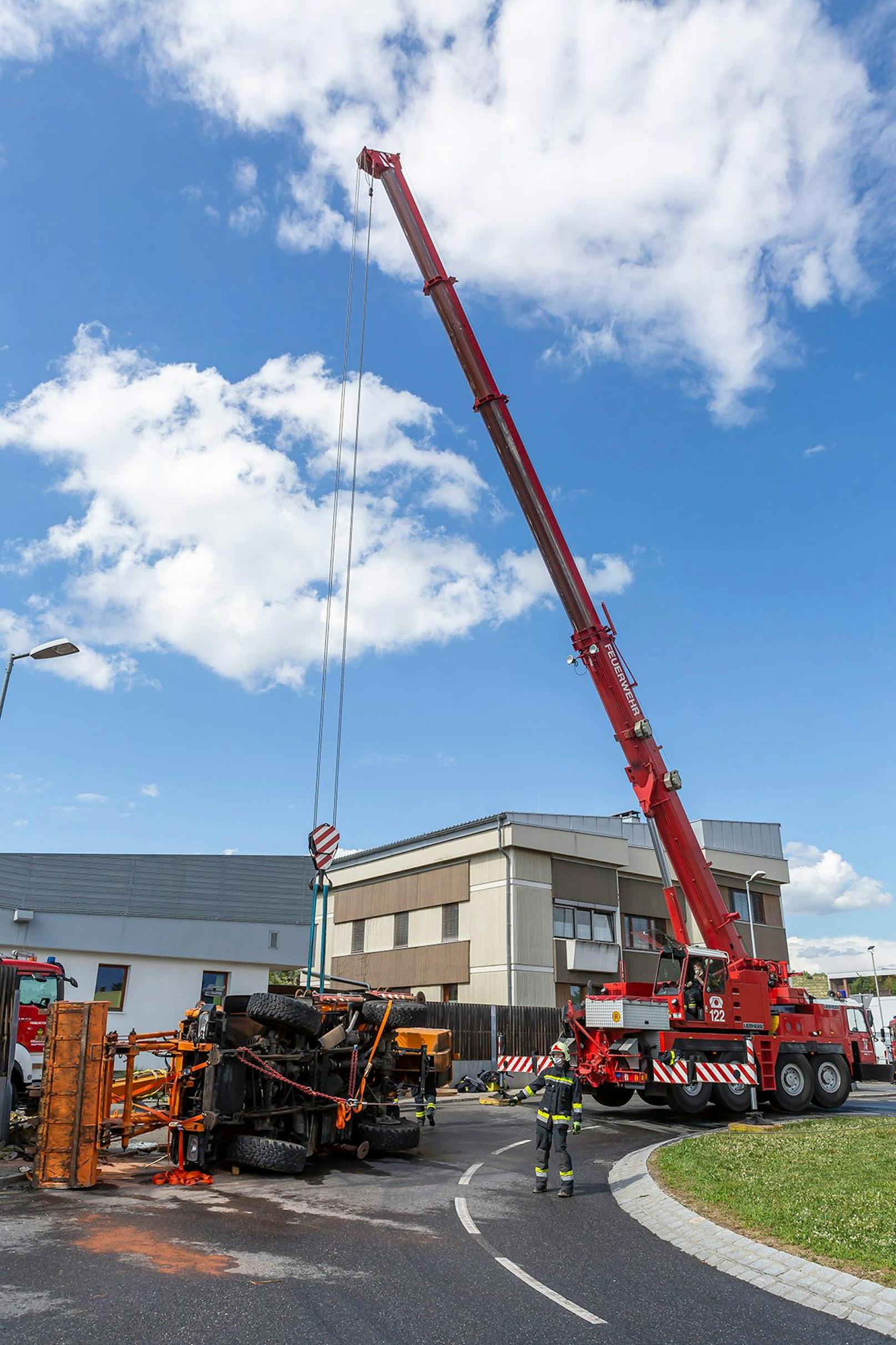 Unimog kippte im Kreisverkehr um: Die Feuerwehr barg das Fahrzeug.