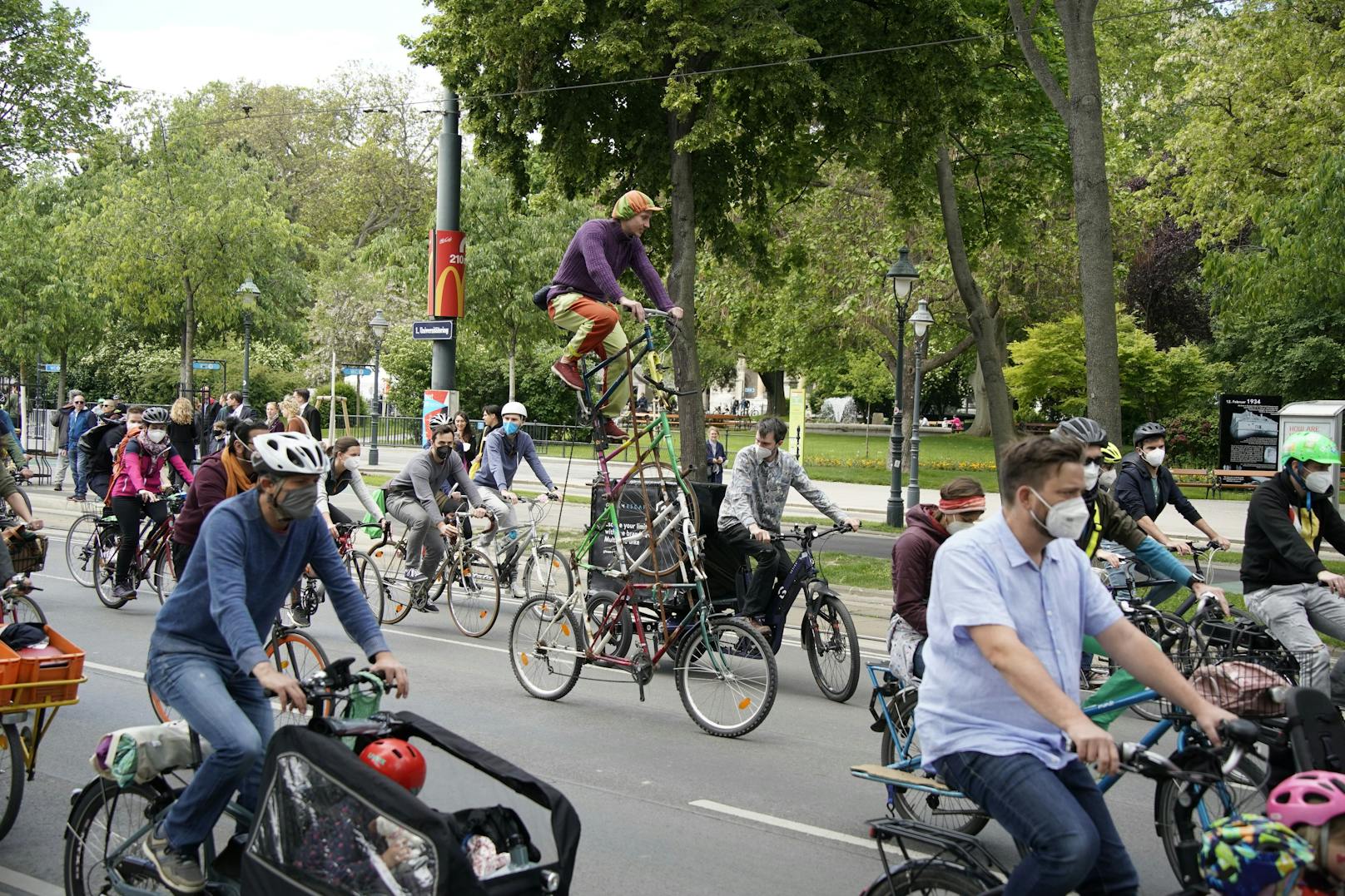 Den besten Blick über die Parade hat sich dieser schwindelfreie Fahrradlenker gesichert.