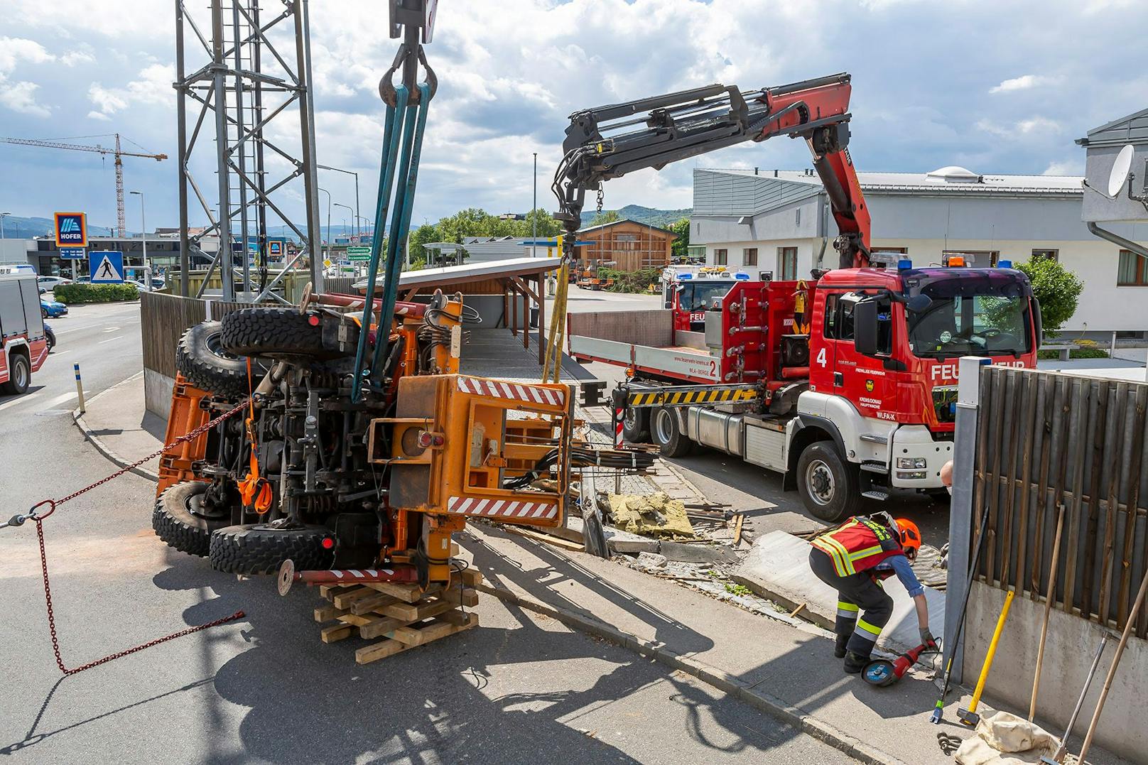 Unimog kippte im Kreisverkehr um: Die Feuerwehr barg das Fahrzeug.