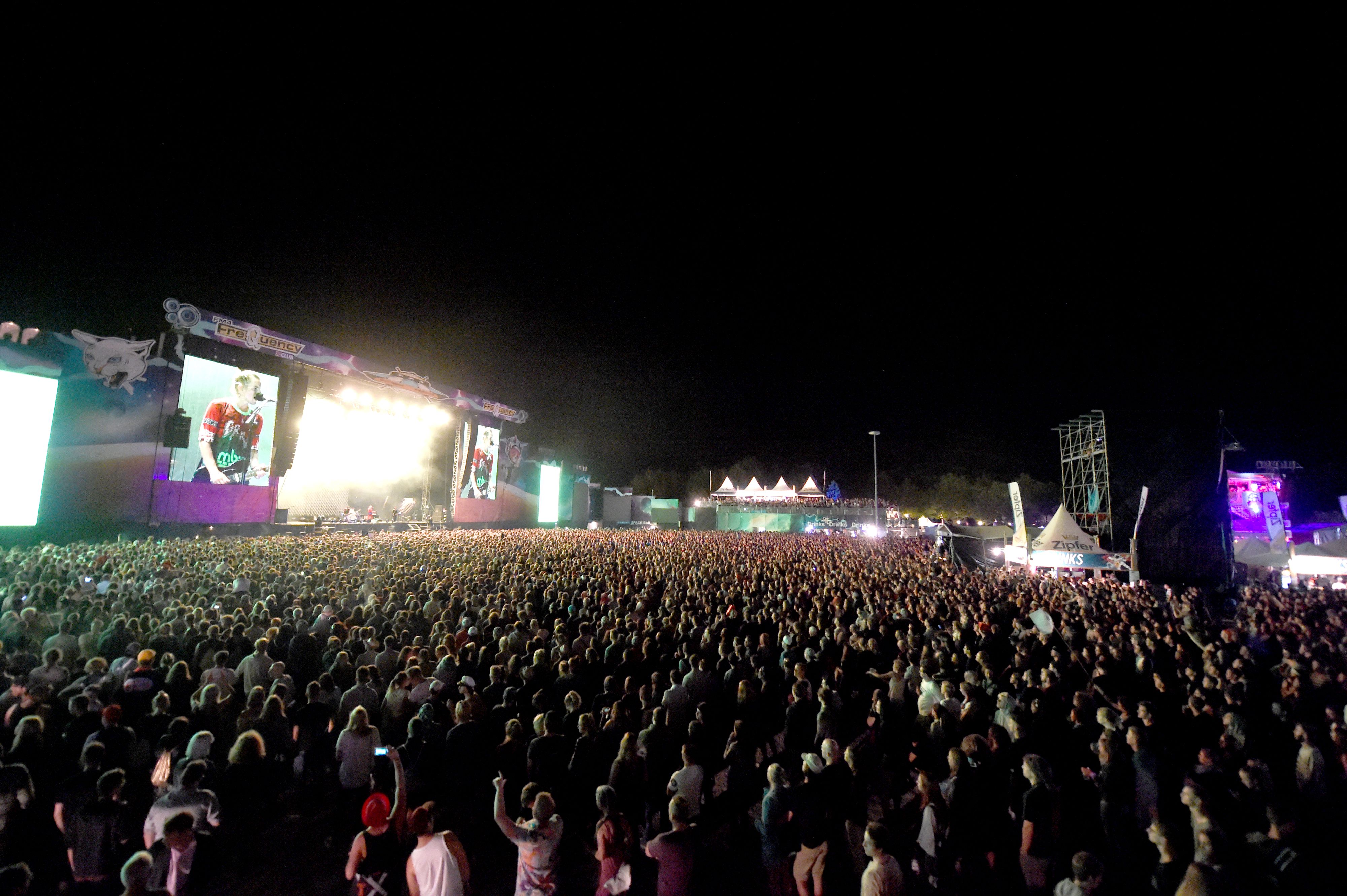 Festivalbesucher während eines Konzertes von Bilderbuch beim Auftritt im Jahr 2017 in St. Pölten