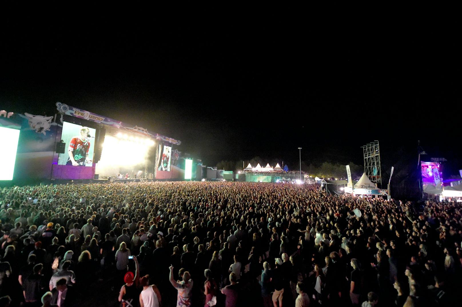 Festivalbesucher während eines Konzertes von Bilderbuch beim Auftritt im Jahr 2017 in St. Pölten