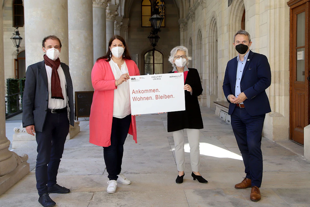 Ein neuer Lehrgang für Hausverwaltungen soll helfen Delogierungen zu vermeiden. Vizebürgermeisterin und Wohnbaustadträtin Kathrin Gaal (SPÖ, 2.v.l.) Bernd Rohrauer (neunerimmo), Adelheid Wimmer (Wohnen Plus Akademie) und der Leiter der IBA_Wien Kurt Hofstetter (v.l.n.r.) stellten den innovativen Kurs vor.