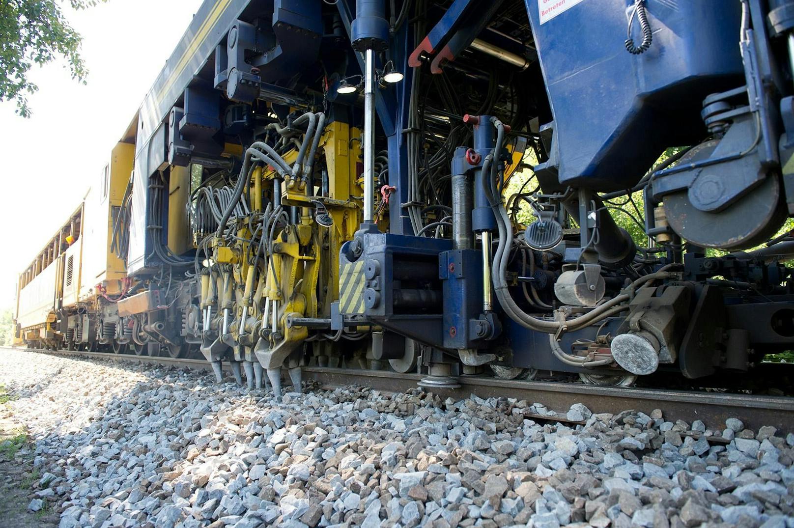 Mit einer "Stopfmaschine" wird die ÖBB den Schotter unter den Gleisen der Verbindungsbahn verdichten.
