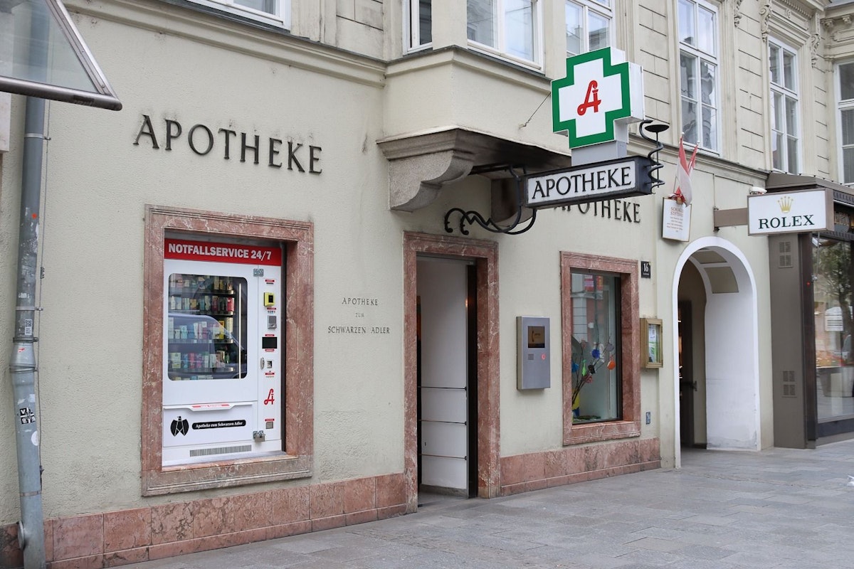 Die Apotheke "Zum Schwarzen Adler" hat den ersten Notfall-Automat in Linz.