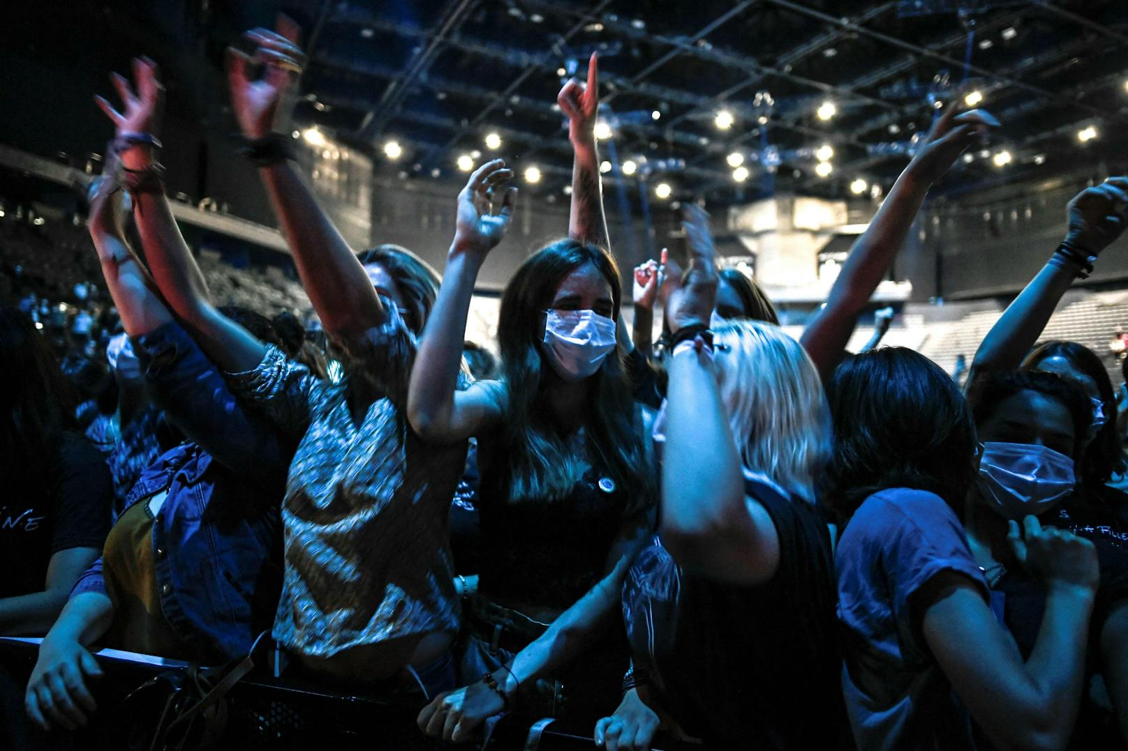Tausende Menschen haben bei einem Corona-Test-Konzert zur Musik der Rockband Indochine und einem Live-Set des House-DJs Etienne de Crécy getanzt.