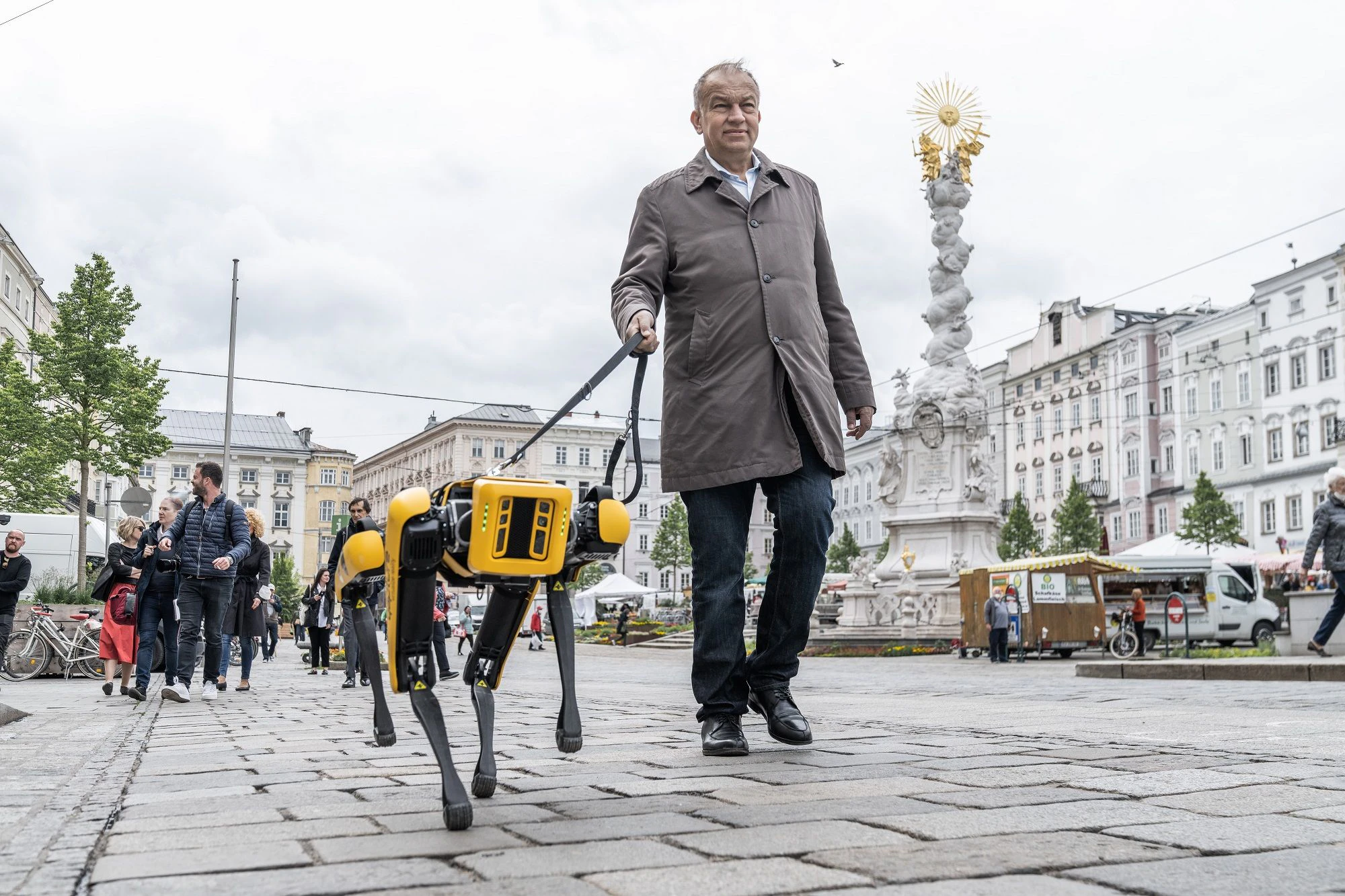 Uni-Rektor Meinhard Lukas beim Spaziergang mit seinem Computerhund.