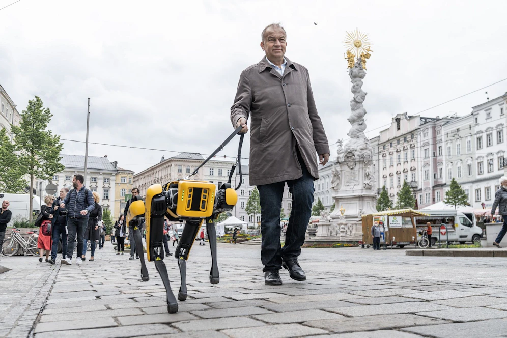 Uni-Rektor Meinhard Lukas beim Spaziergang mit seinem Computerhund.