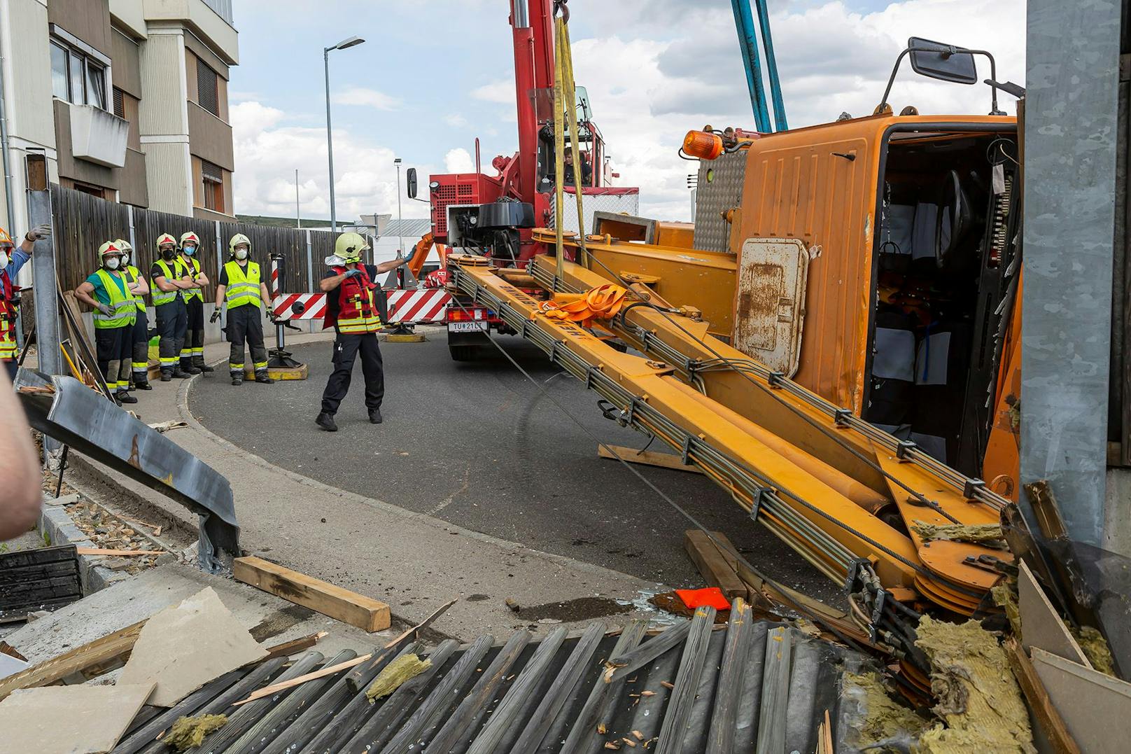 Unimog kippte im Kreisverkehr um: Die Feuerwehr barg das Fahrzeug.