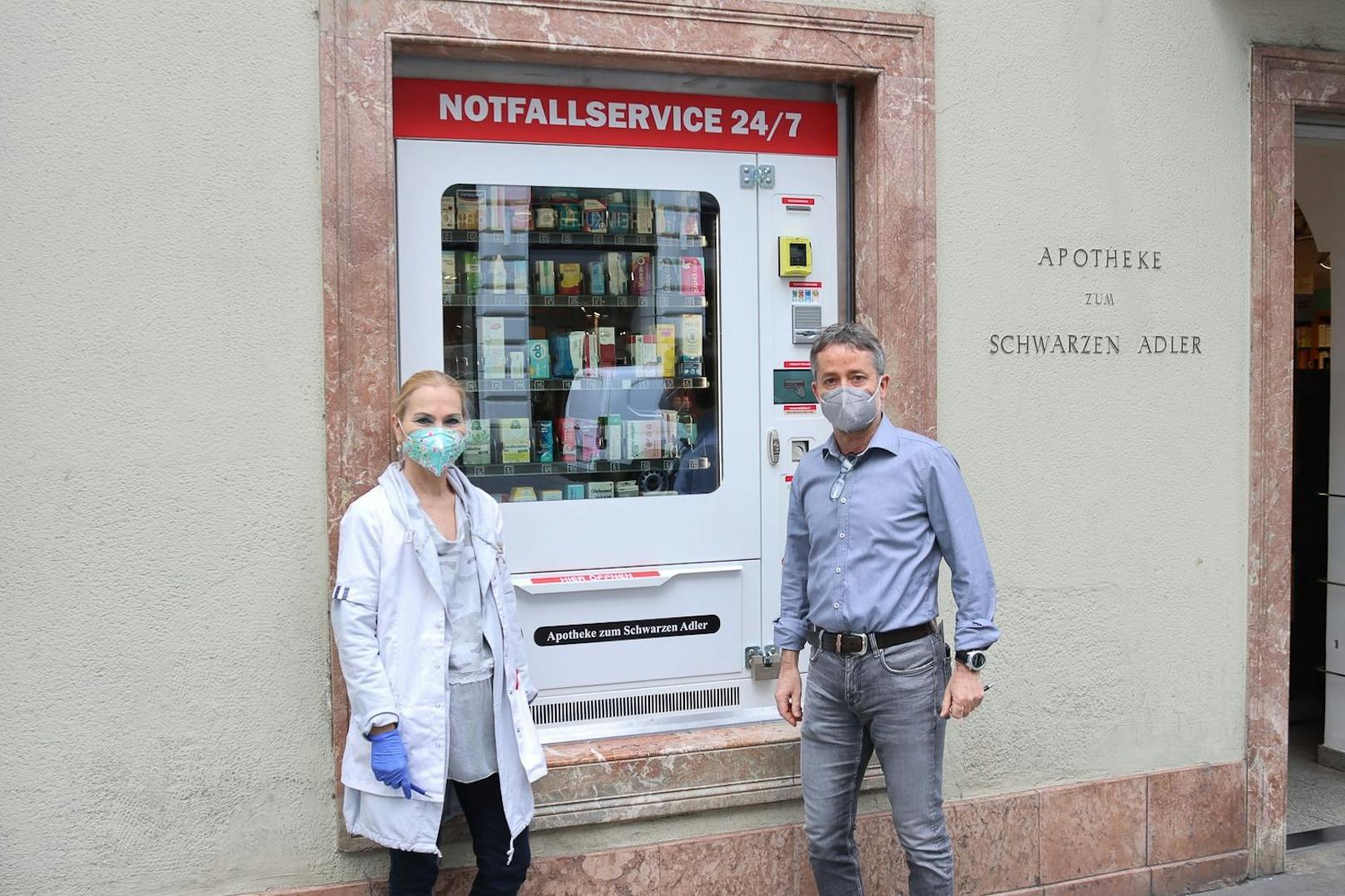 Die Besitzer Robert und Karin Süß vor dem Notfall-Automat.