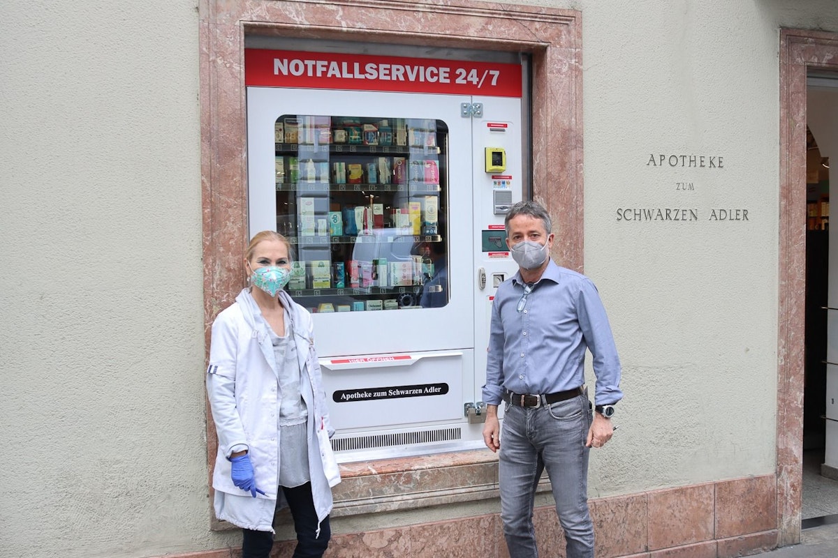 Die Apotheke "Zum Schwarzen Adler" hat den ersten Notfall-Automat in Linz.