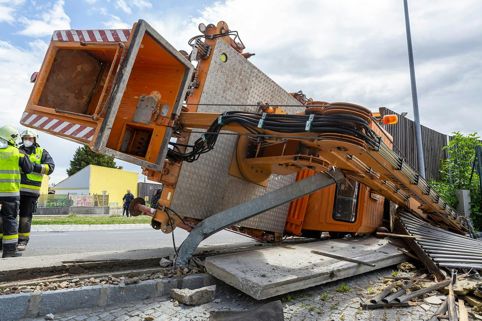 Unimog kippte im Kreisverkehr um: Die Feuerwehr barg das Fahrzeug.