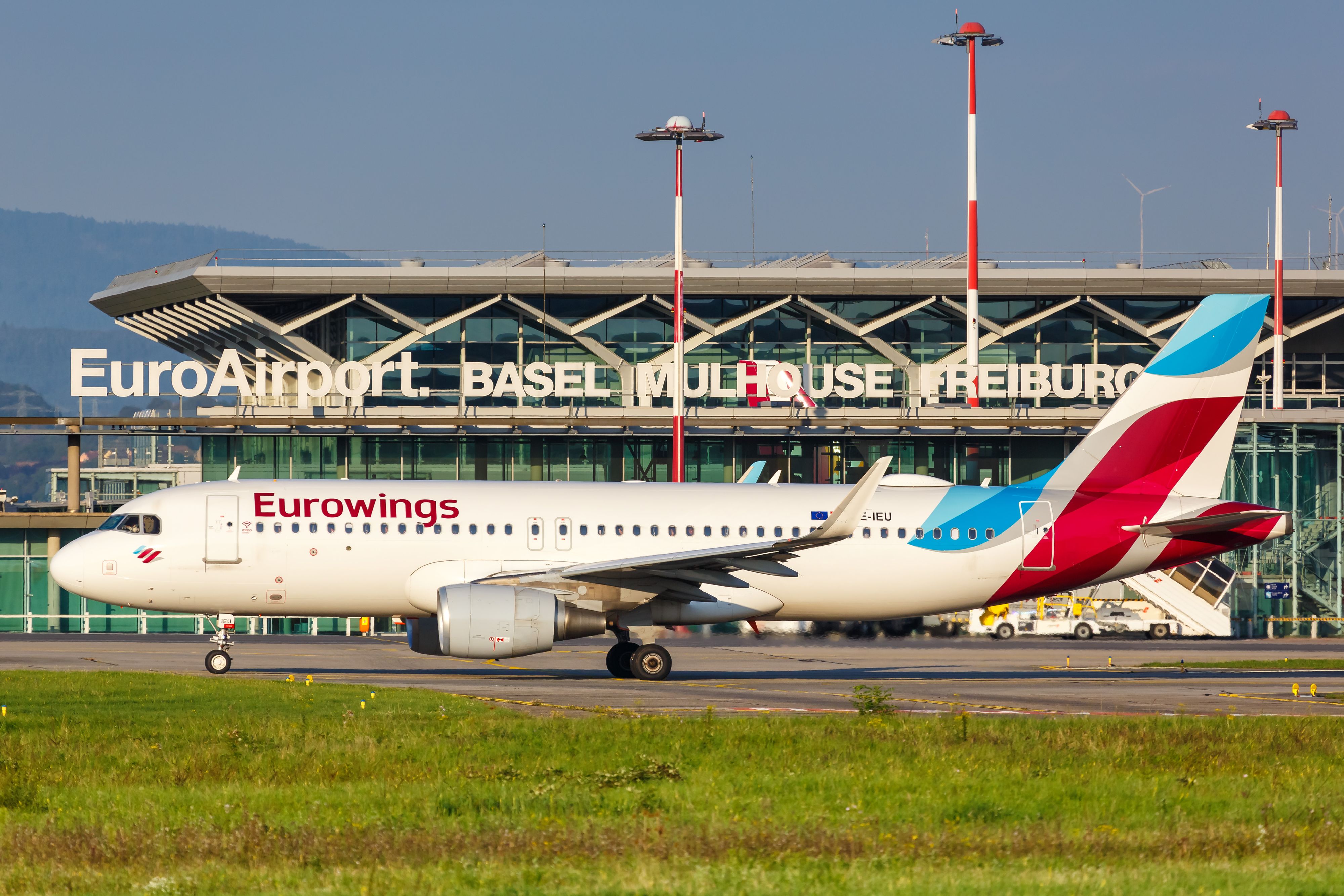 Ein Airbus A320 der Eurowings Europe mit dem Kennzeichen auf dem Flughafen EuroAirport Basel Mulhouse (EAP) in Frankreich.