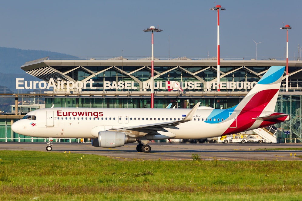 Ein Eurowings Airbus auf dem Flughafen EuroAirport Basel Mulhouse (EAP) in Frankreich. Symbolbild