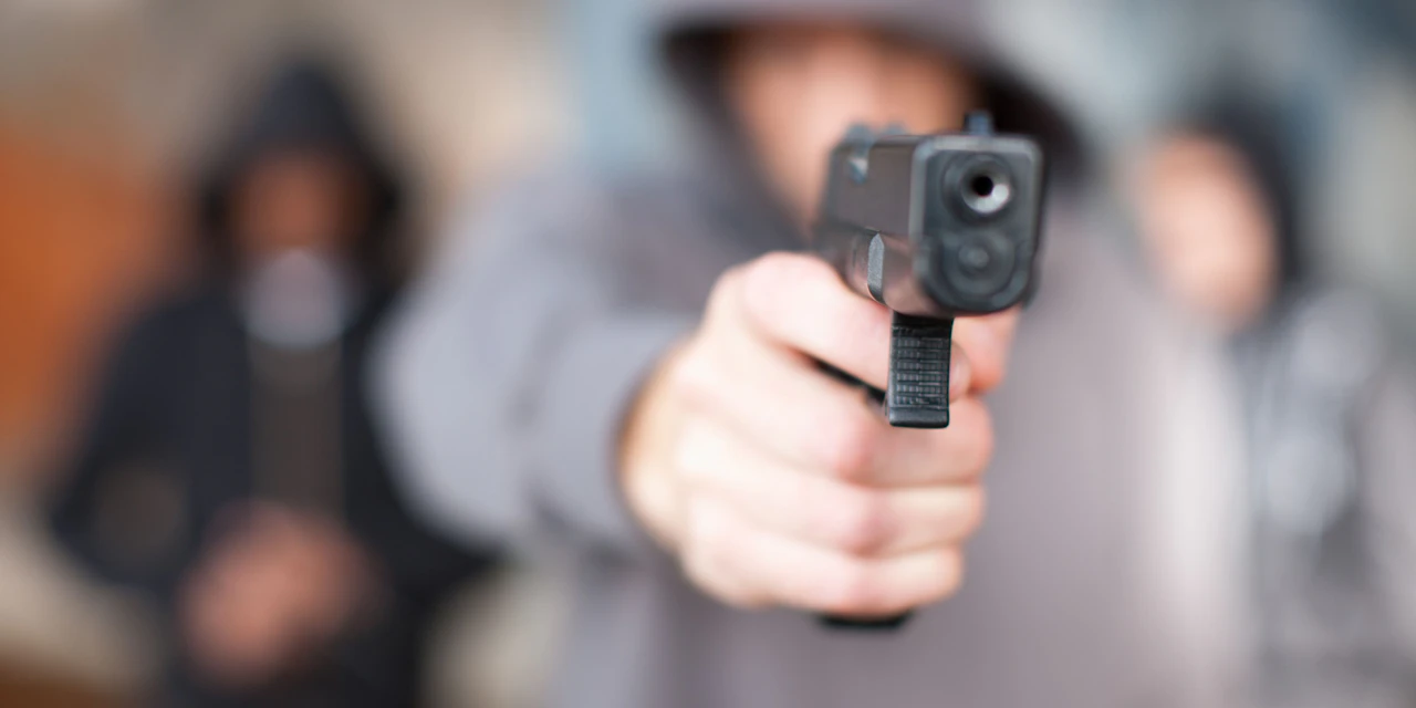 Bursch (15) zeigt Waffe und flüchtet vor Polizisten - Vimarsana News