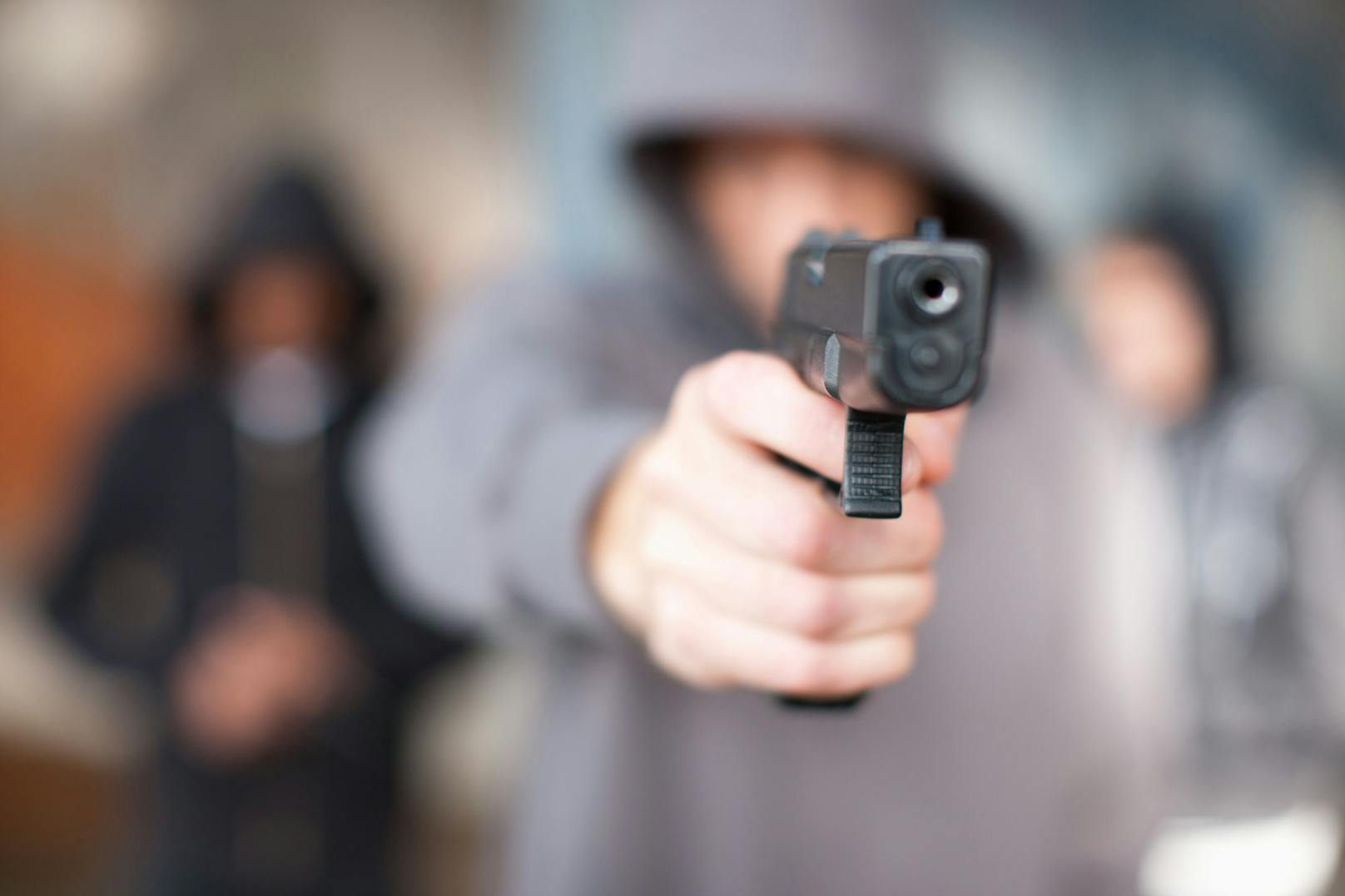 "Bringen dich um" - Mann von Nachbarn mit Waffe bedroht