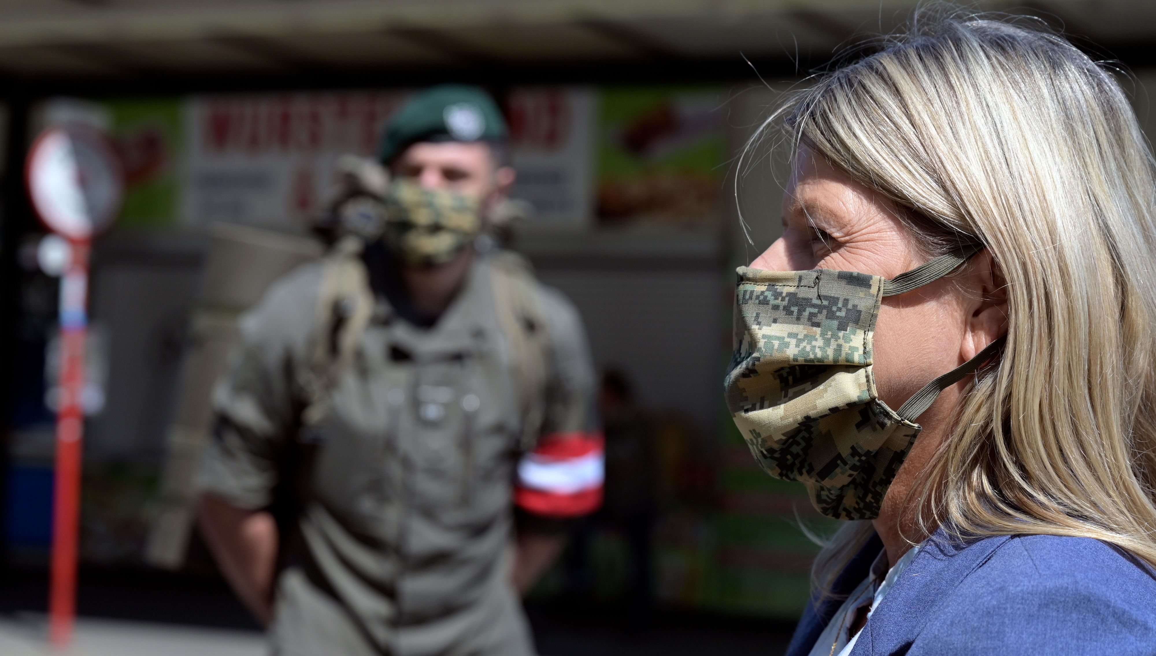 Verteidigungsministerin Klaudia Tanner mit Soldaten des Bundesheeres. Archivbild