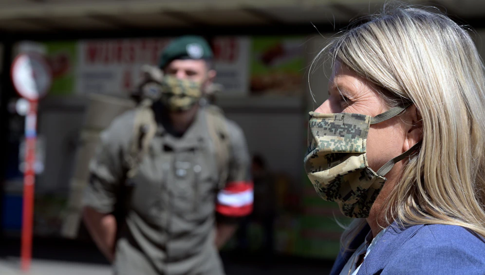Verteidigungsministerin Klaudia Tanner mit Soldaten des Bundesheeres. Archivbild