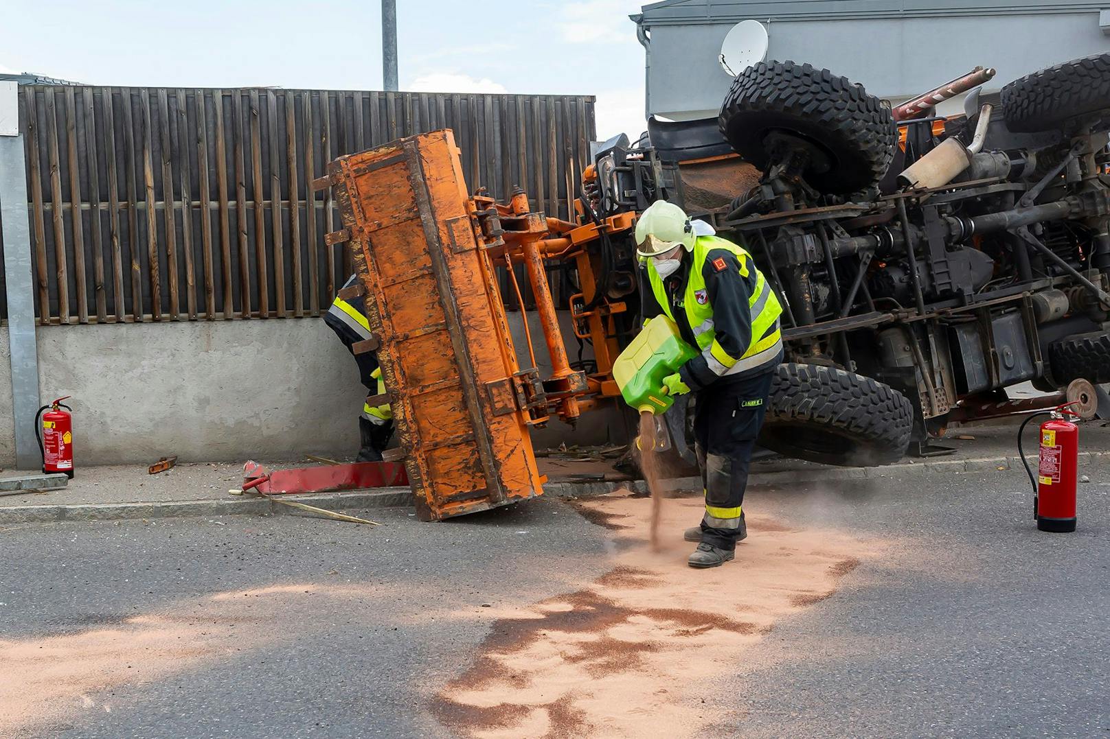 Unimog kippte im Kreisverkehr um: Die Feuerwehr barg das Fahrzeug.