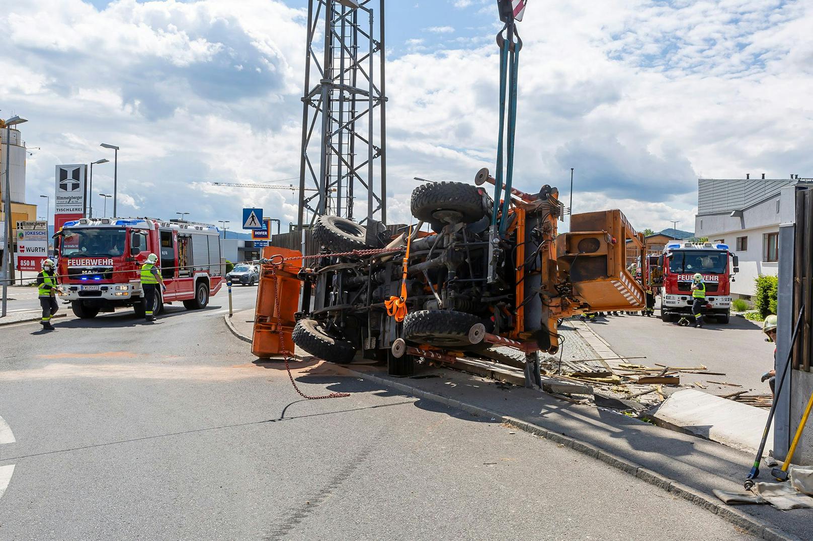 Unimog kippte im Kreisverkehr um: Die Feuerwehr barg das Fahrzeug.