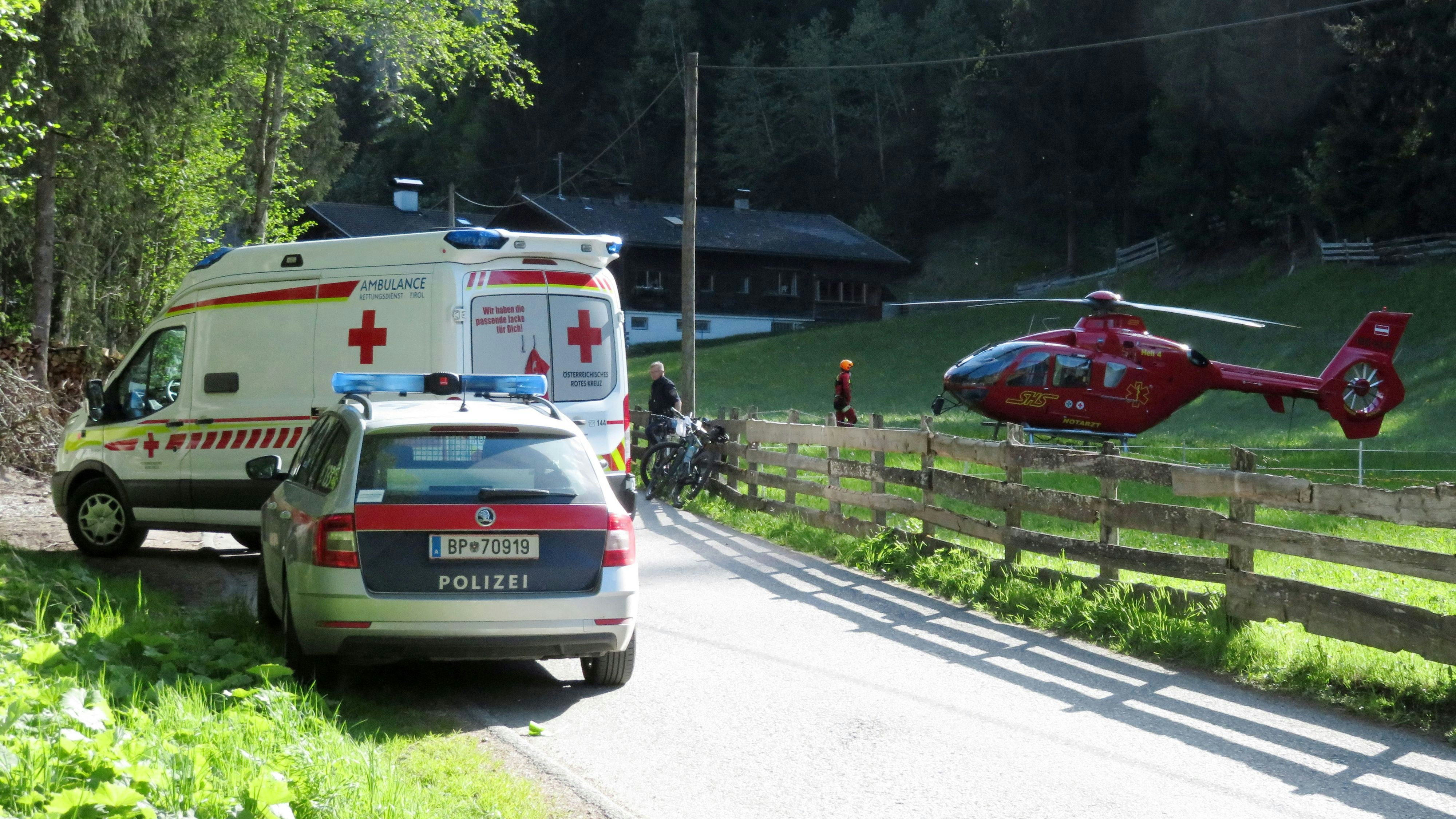Die Radlerin wurde mit schweren Kopfverletzungen in ein Spital geflogen.