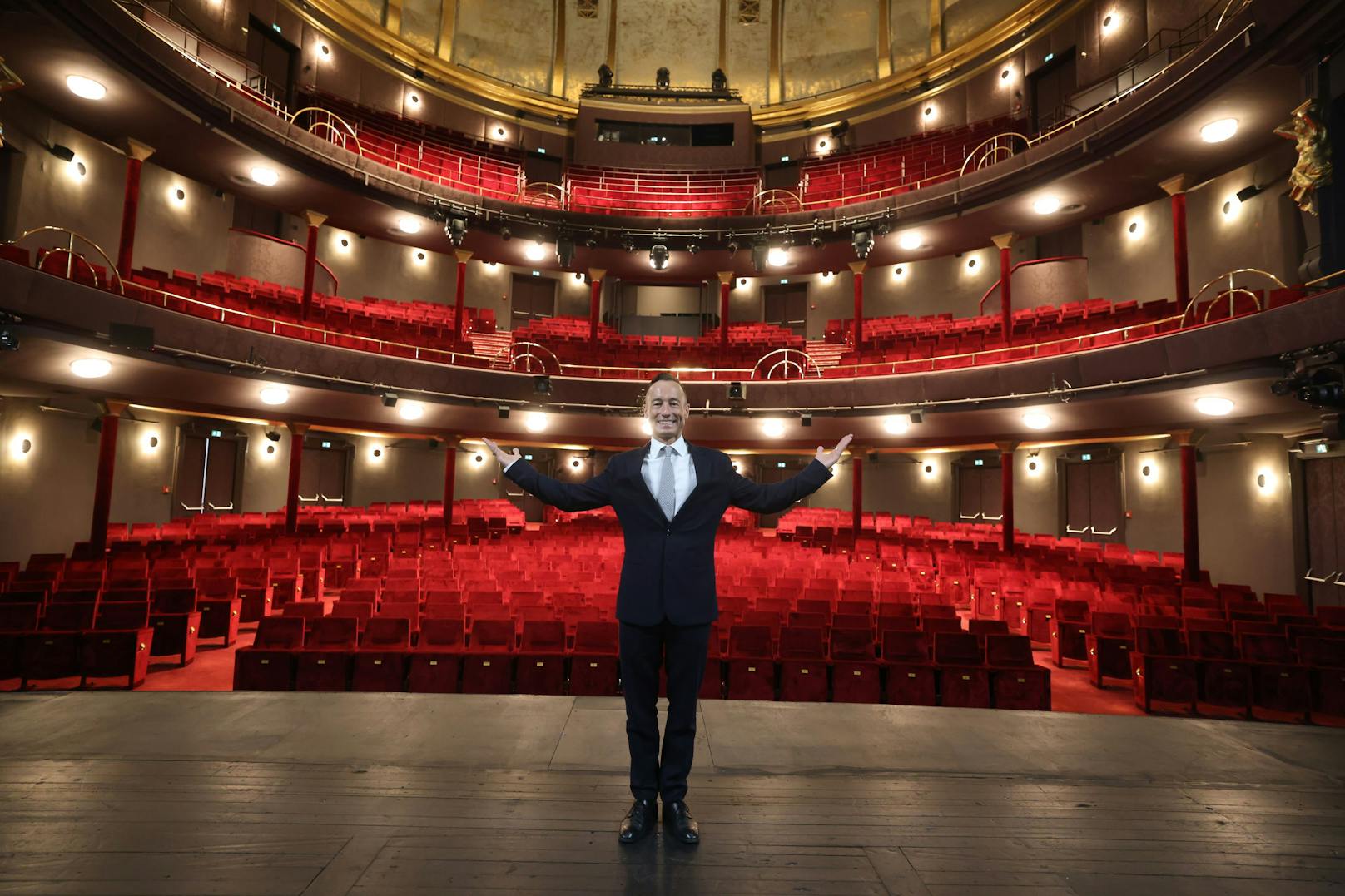 Christian Struppeck (VBW-Musical Intendant) auf der Bühne des sanierten Raimund Theaters.