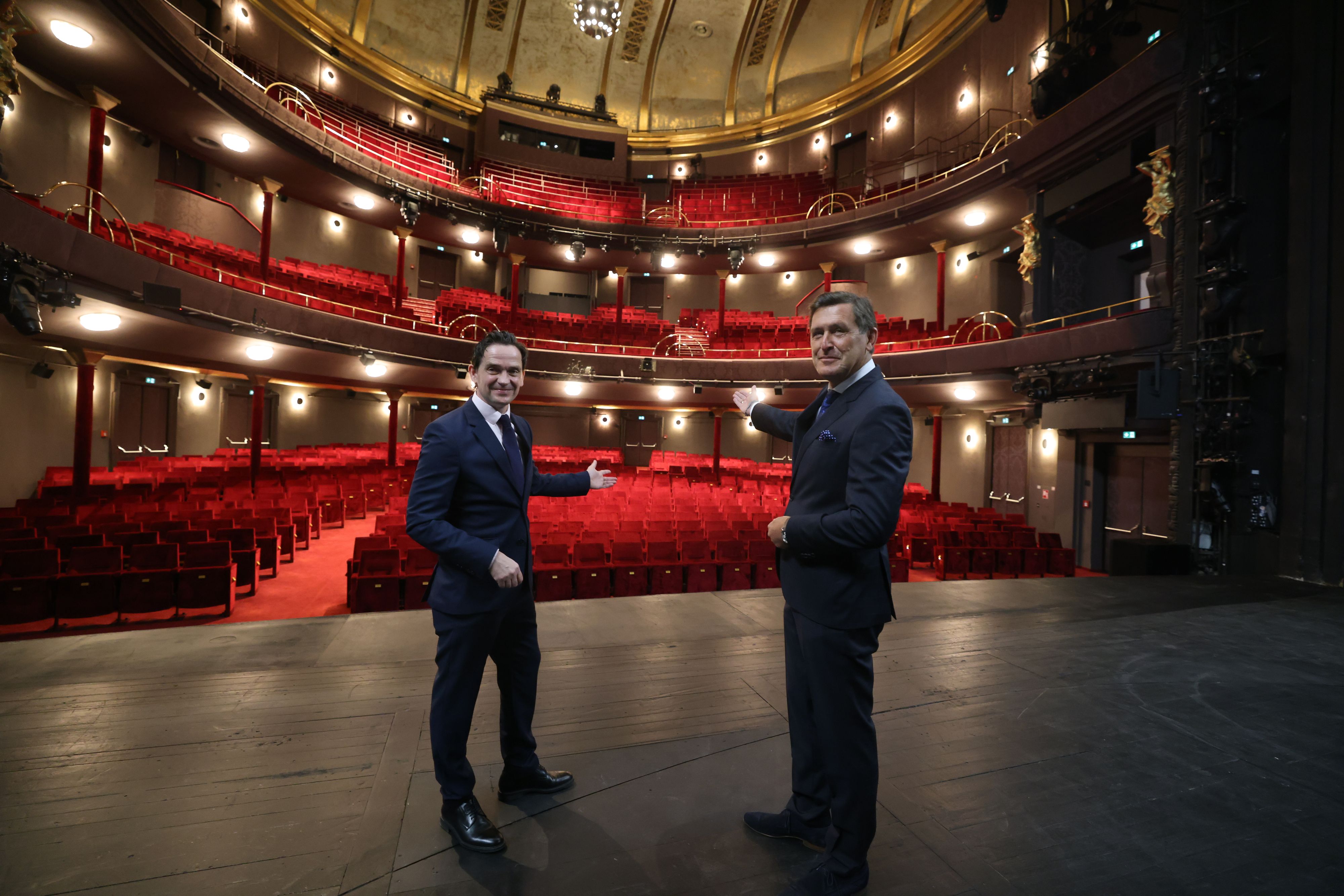 Finanz- und Wirtschaftsstadtrat Peter Hanke, Wien Holding-Geschäftsführer Kurt Gollowitzer, Franz Patay (Geschäftsführer Vereinigte Bühnen Wien), Christian Struppeck (VBW-Musical Intendant) und Mariahilfs Bezirkschef  Markus Rumelhart besichtigten am Montag das sanierte Raimund Theater.