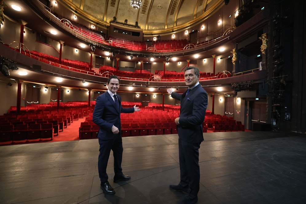 Finanz- und Wirtschaftsstadtrat Peter Hanke, Wien Holding-Geschäftsführer Kurt Gollowitzer, Franz Patay (Geschäftsführer Vereinigte Bühnen Wien), Christian Struppeck (VBW-Musical Intendant) und Mariahilfs Bezirkschef  Markus Rumelhart besichtigten am Montag das sanierte Raimund Theater.