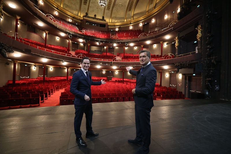 Finanz- und Wirtschaftsstadtrat Peter Hanke (re.) und Wien Holding-Geschäftsführer Kurt Gollowitzer auf der Bühne des Raimund Theaters.