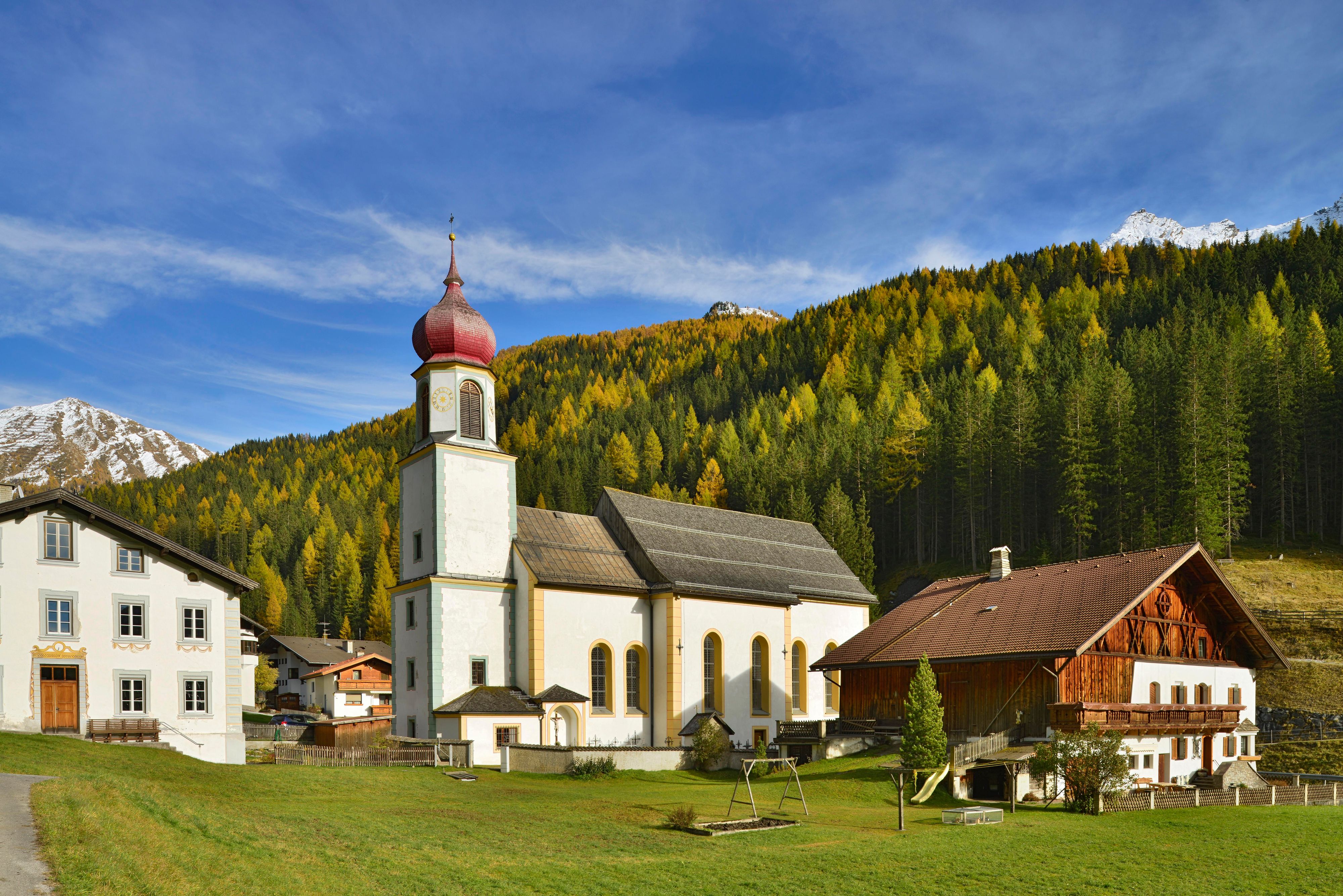 Ortsansicht von Schmirn im Herbst. Archivbild