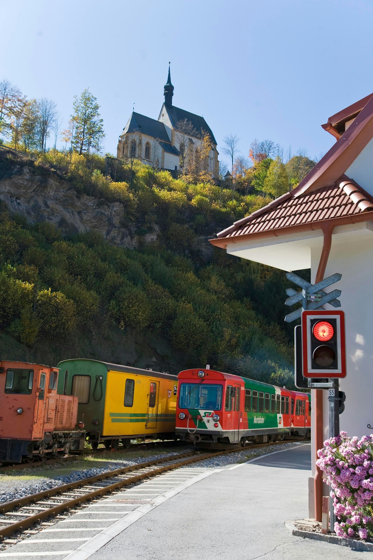 Heute.at - Zug überfüllt – Schulkinder müssen am Boden sitzen