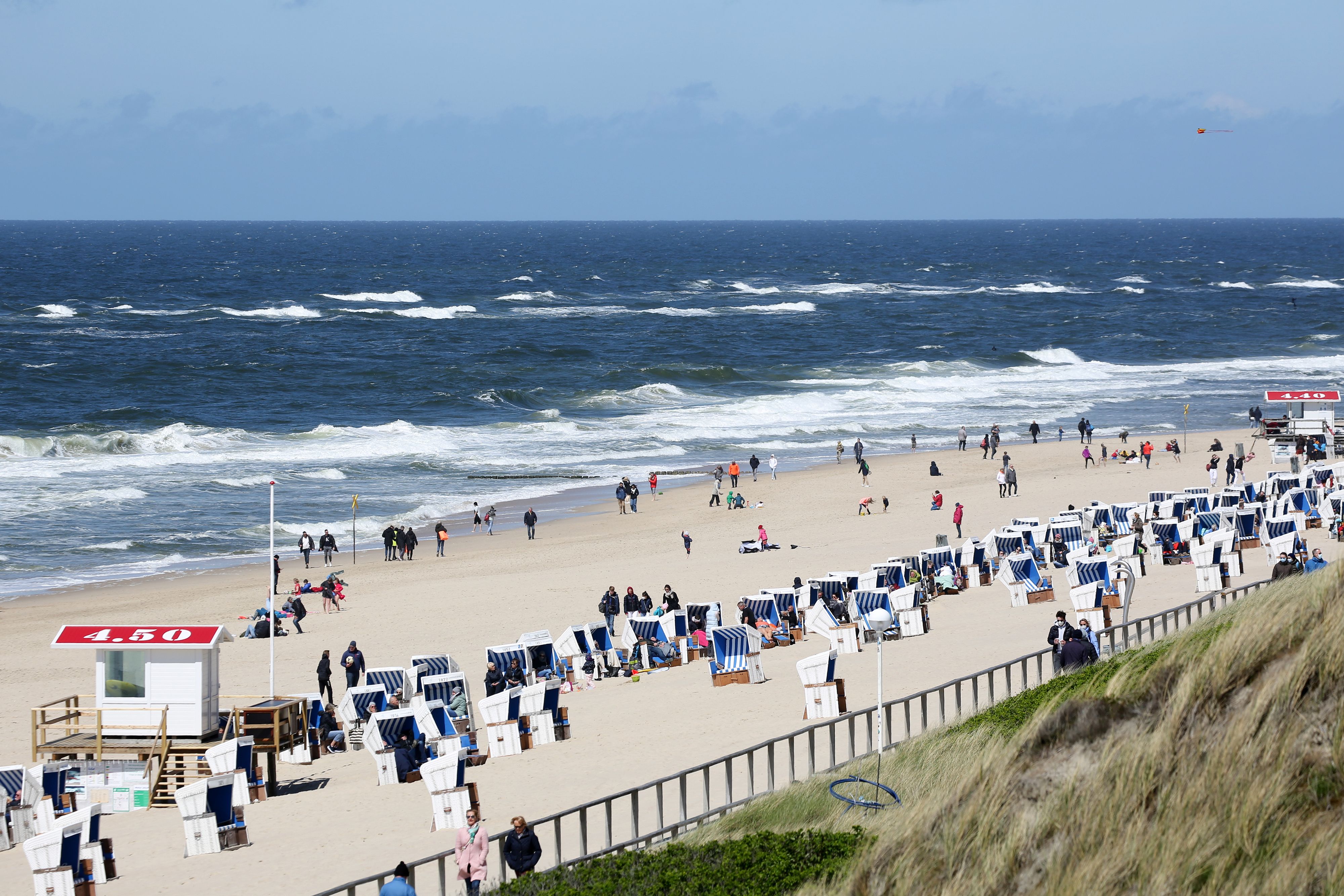 Nach einem Corona-Ausbruch auf Sylt droht mehr als 1.000 Reisenden Quarantäne.