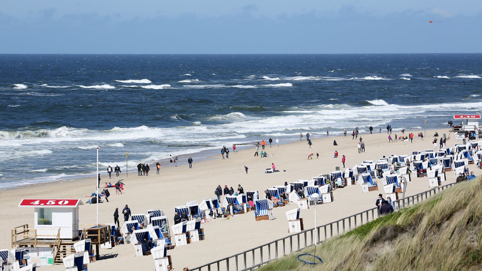 <strong>Buhne 16, Sylt, Deutschland:&nbsp;</strong>Der Strand in Kampen gilt als Ursprung der Freikörperkultur und zählt heute zu den schönsten seiner Art weltweit. Nicht zuletzt aufgrund der offenen und gelassenen Atmosphäre ist Buhne 16 ein Ort zum Entspannen. Zahlreiche Besucher sonnen sich hier umgeben von weißem, feinkörnigem Sand. Der Strand ist nur zu Fuß über einen langen Bohlenweg erreichbar. Eine Strandbar mit demselben Namen sorgt für Snacks und kleine Erfrischungen