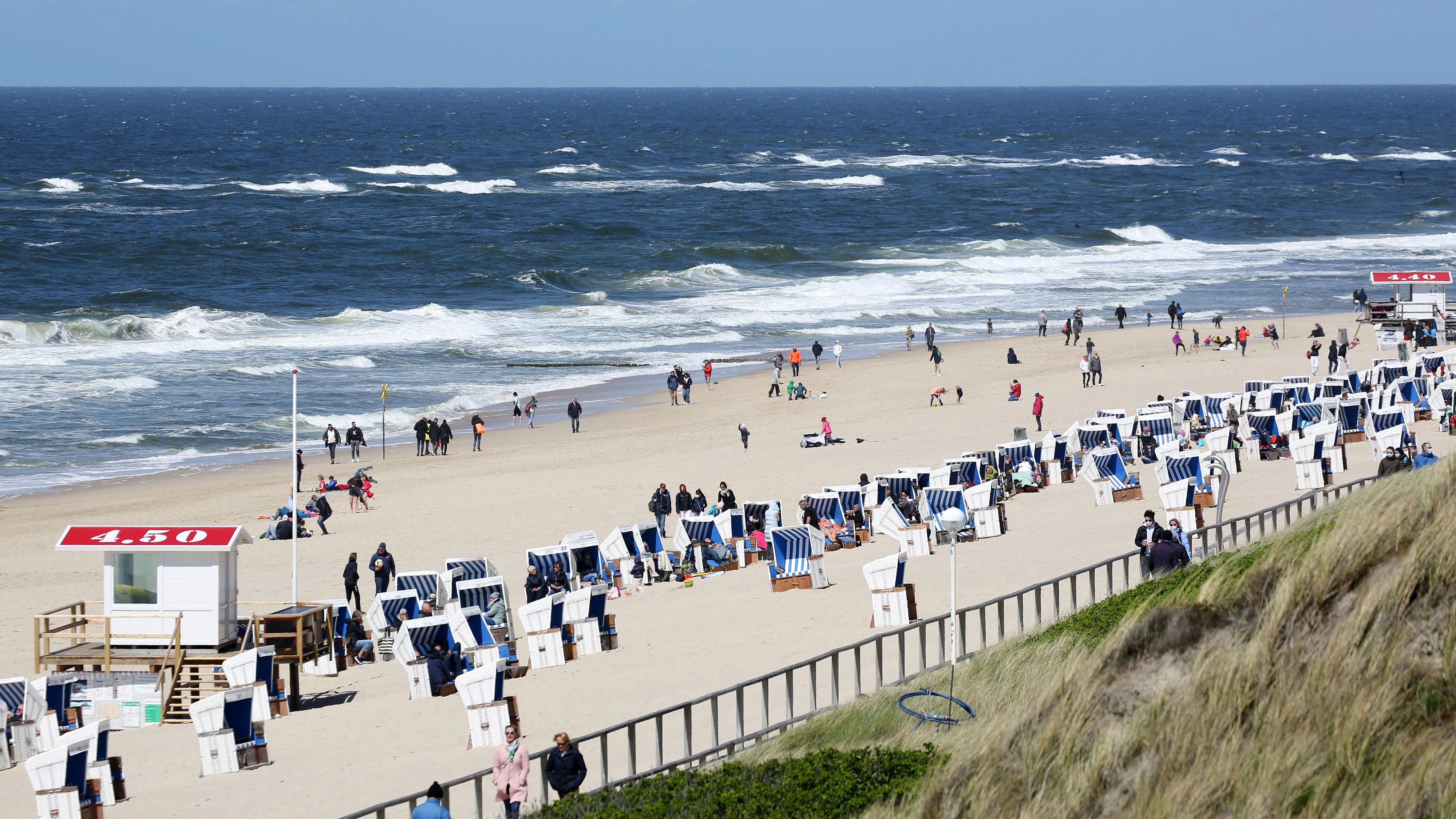 Nach einem Corona-Ausbruch auf Sylt droht mehr als 1.000 Reisenden Quarantäne.