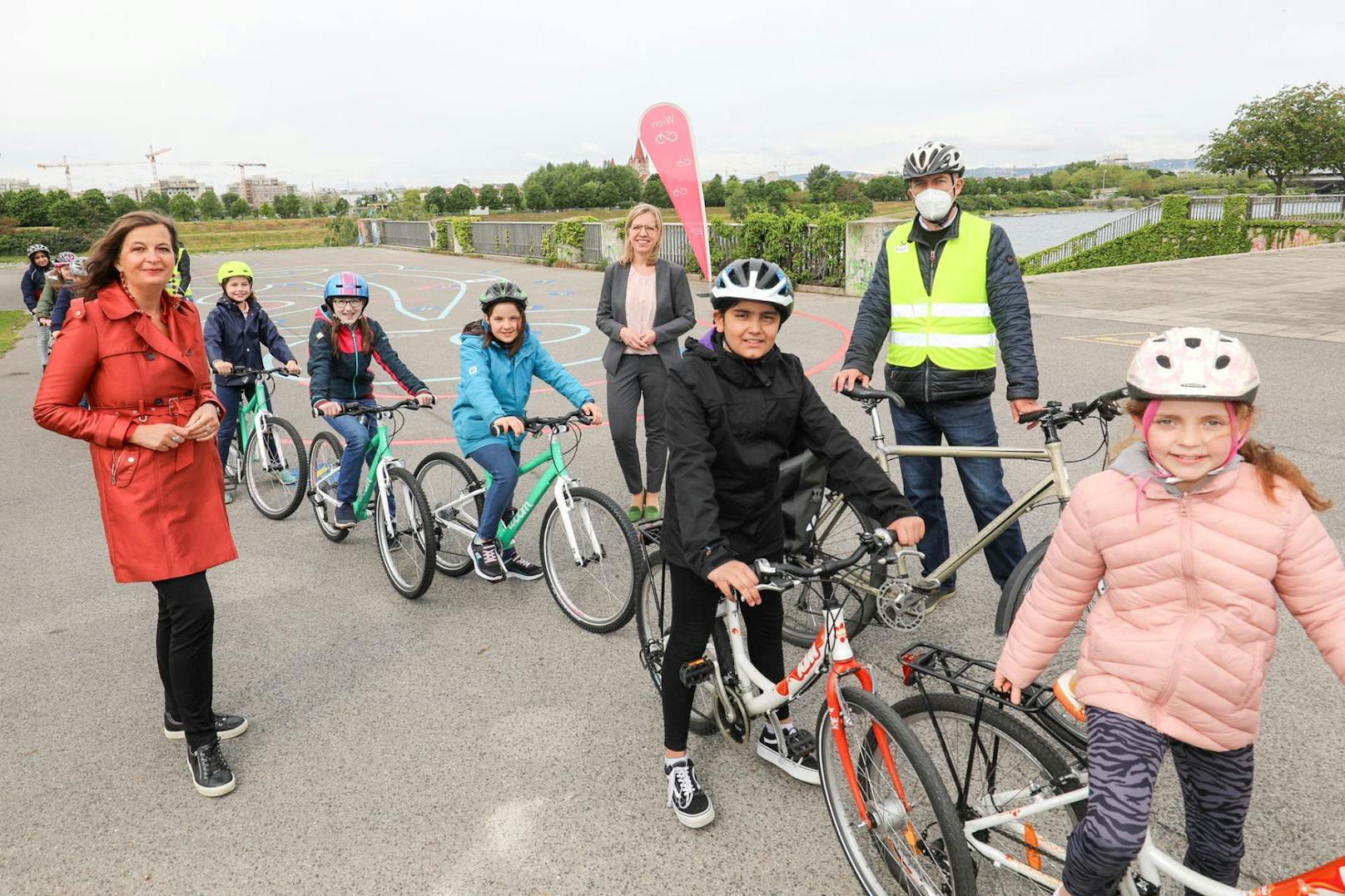 Stadträtin Ulli Sima (li.) und Klimaschutzministerin Leonore Gewessler besuchten einen der Gratis-Radkurse.