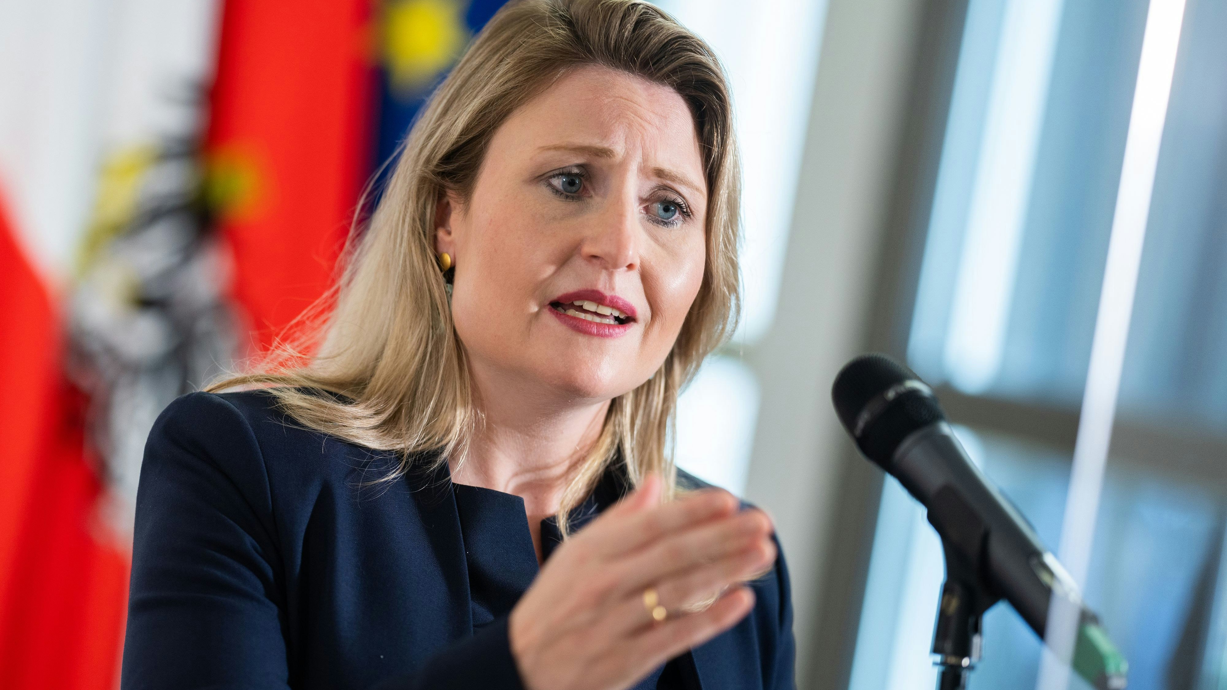 Frauenministerin Susanne Raab (ÖVP) ist nach der Präsentation der Islamkarte massiv bedroht worden.